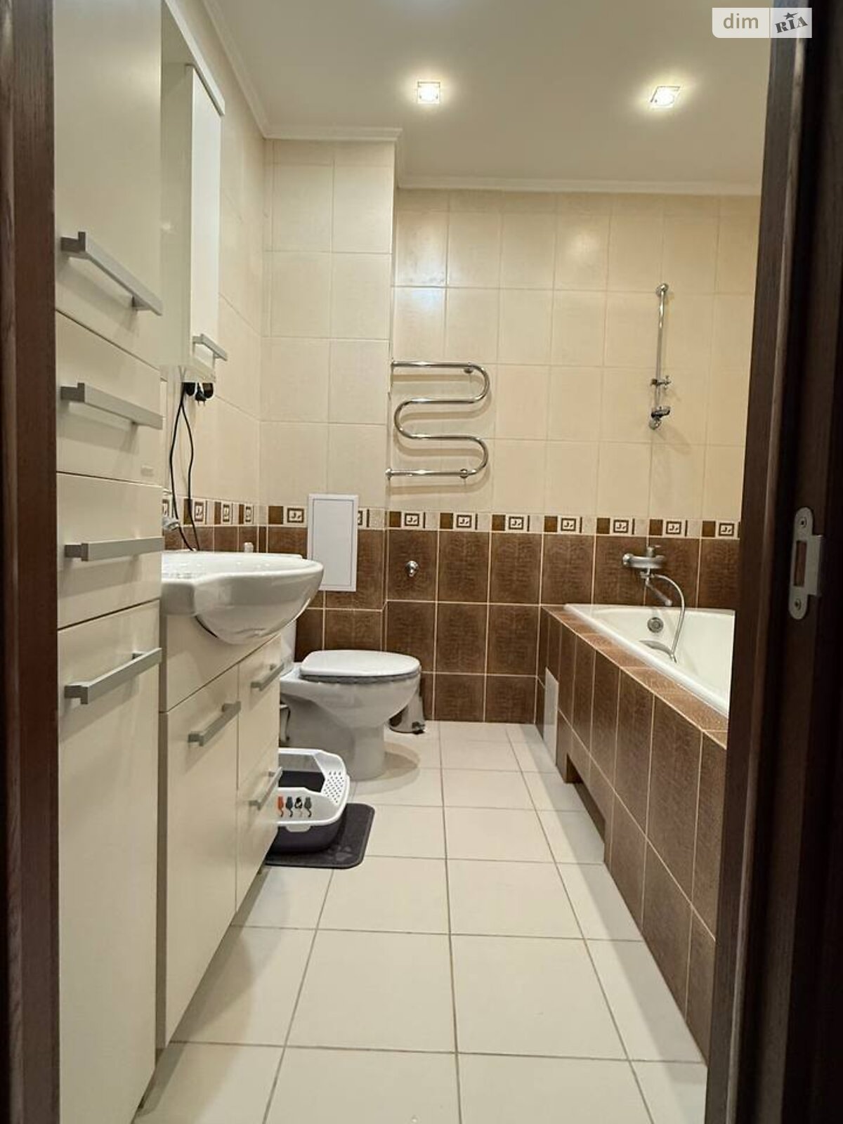 трикімнатна квартира в Києві, район Нивки, на вул. Салютна 1Б в довготривалу оренду помісячно фото 1