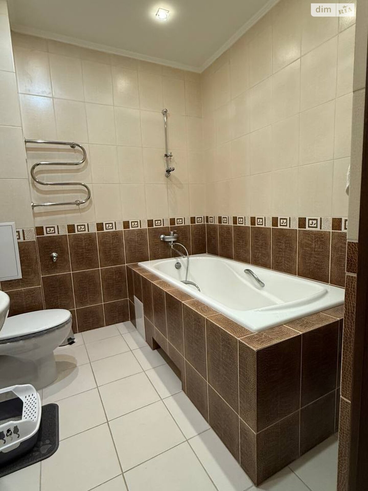 трикімнатна квартира в Києві, район Нивки, на вул. Салютна 1Б в довготривалу оренду помісячно фото 1