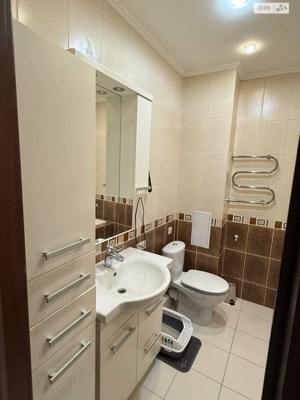 трикімнатна квартира в Києві, район Нивки, на вул. Салютна 1Б в довготривалу оренду помісячно фото 1