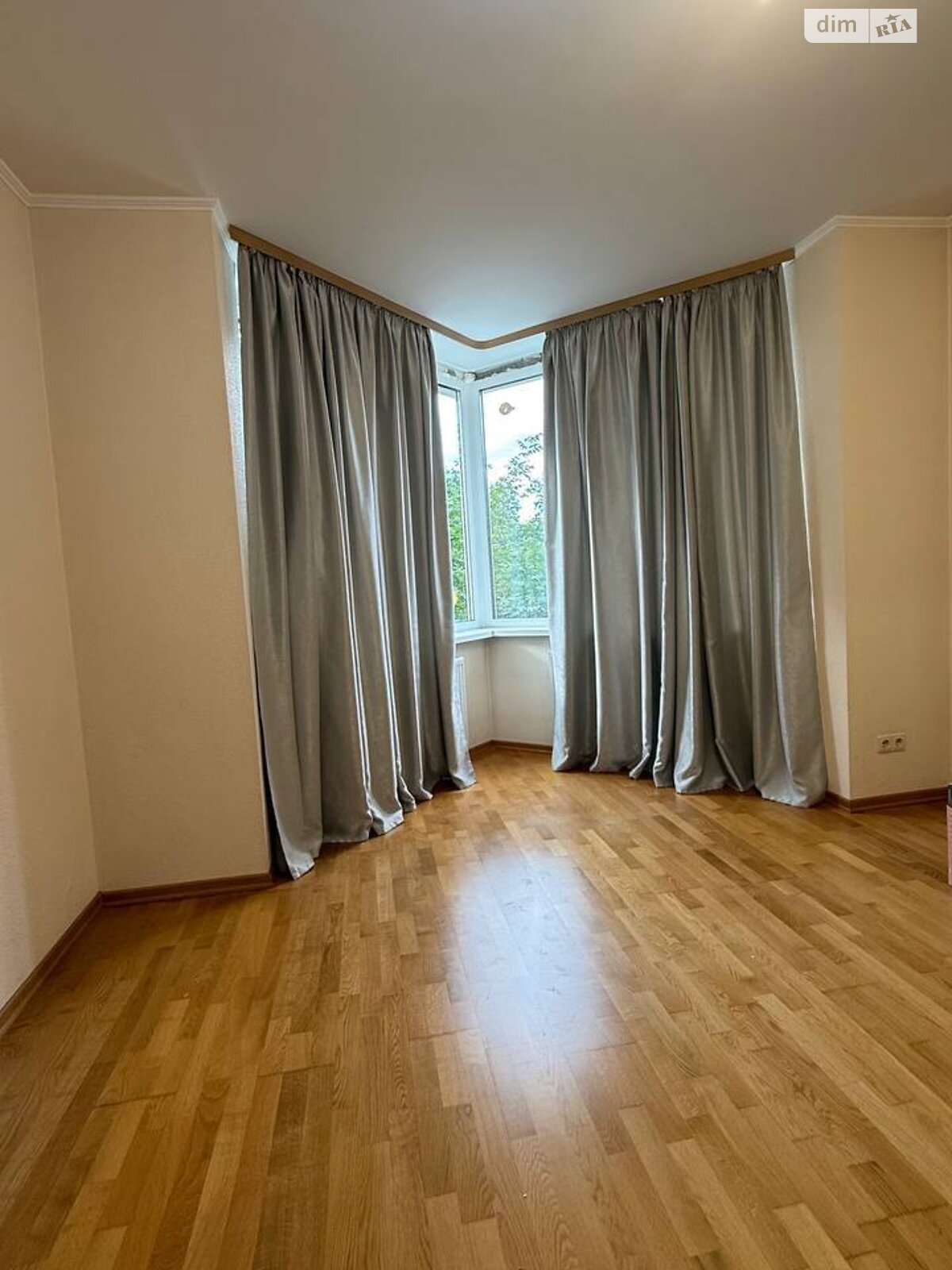 трикімнатна квартира в Києві, район Нивки, на вул. Салютна 1Б в довготривалу оренду помісячно фото 1