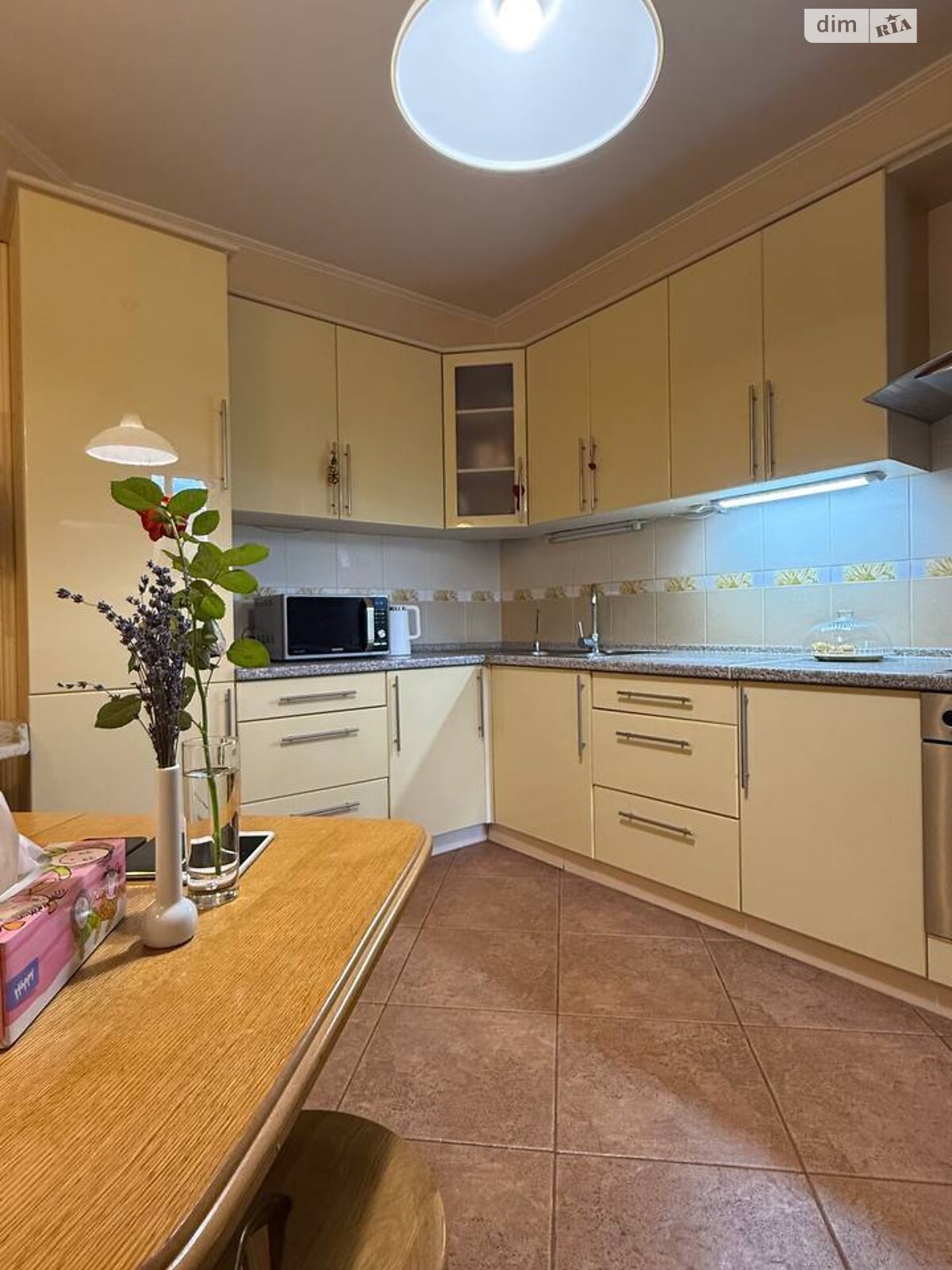 трикімнатна квартира в Києві, район Нивки, на вул. Салютна 1Б в довготривалу оренду помісячно фото 1