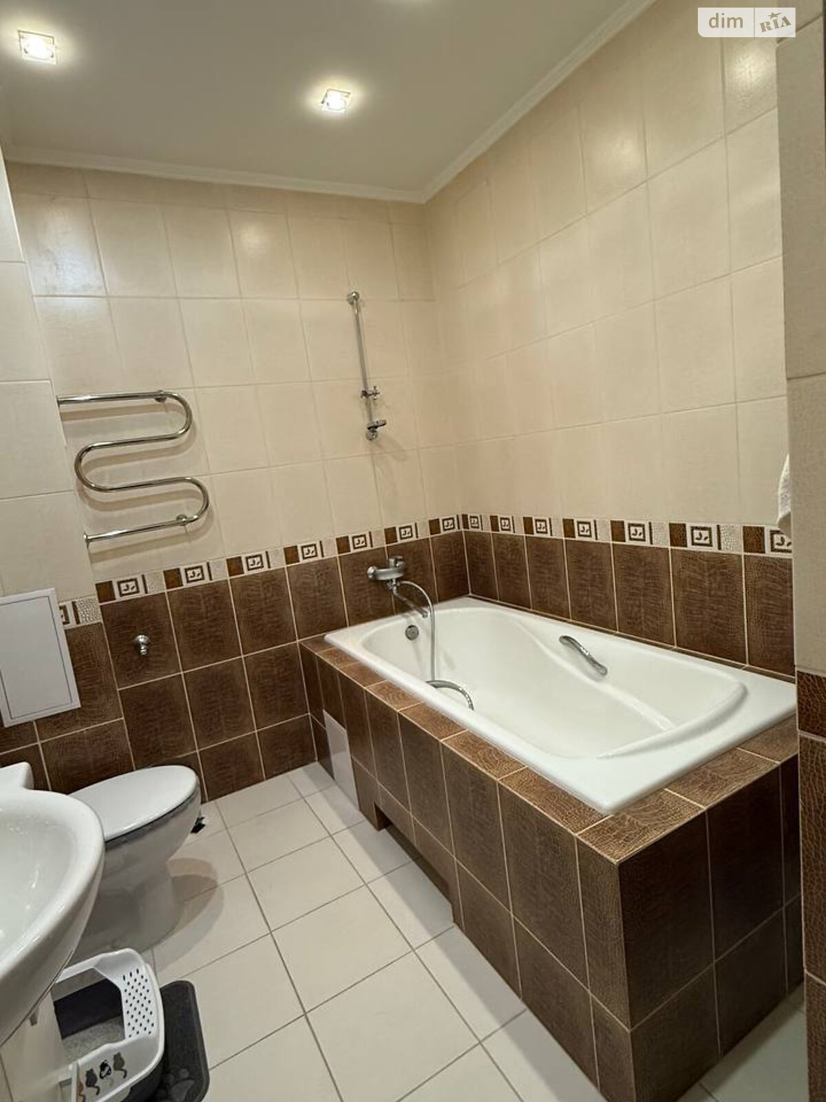 трикімнатна квартира в Києві, район Нивки, на вул. Салютна 1Б в довготривалу оренду помісячно фото 1