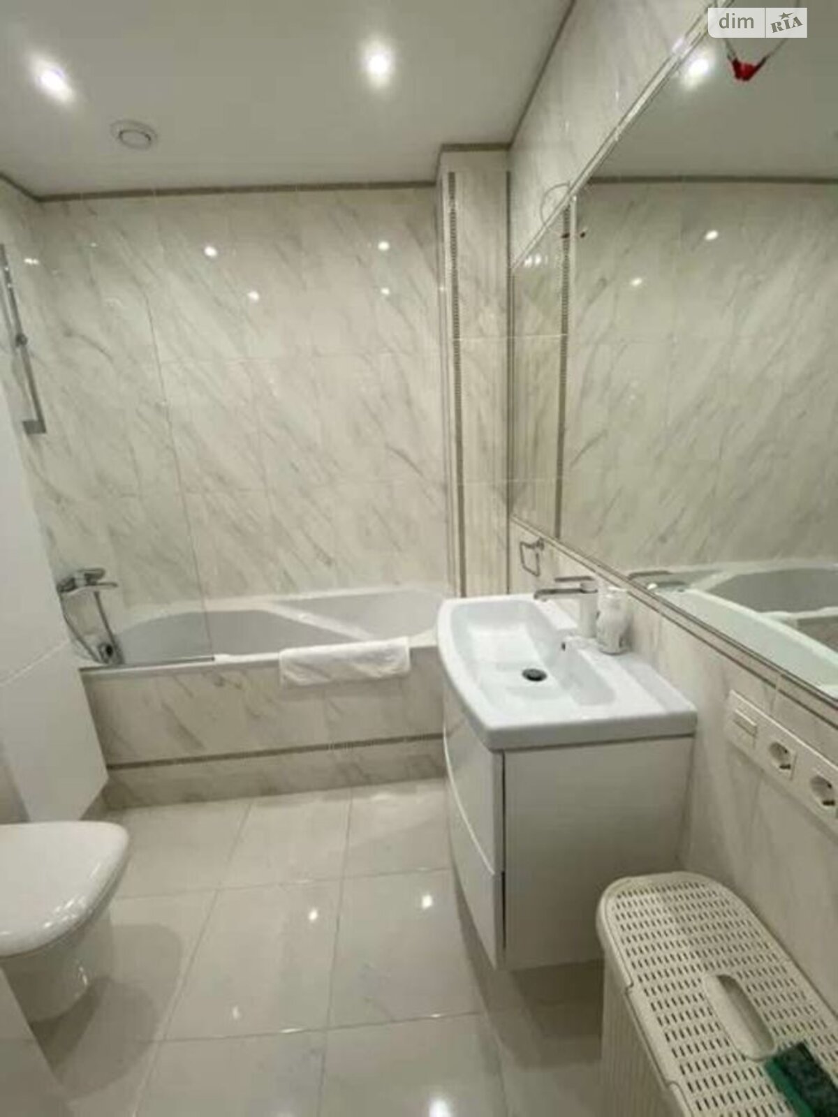 трикімнатна квартира в Києві, район Нова Дарниця, на вул. Бориспільська 6 в довготривалу оренду помісячно фото 1