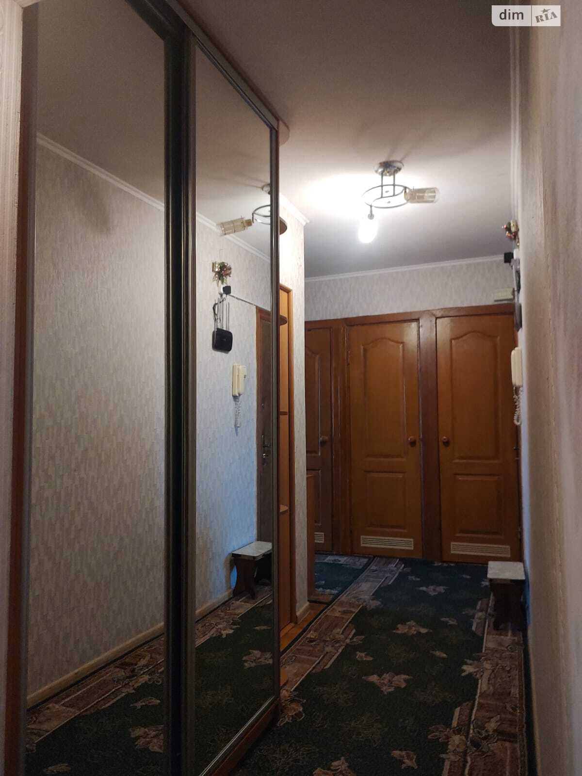 трехкомнатная квартира с мебелью в Киеве, район Оболонь, на ул. Иорданская 24 в аренду на долгий срок помесячно фото 1