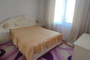 трикімнатна квартира в Києві, район Оболонь, на вул. Прирічна 29 в довготривалу оренду помісячно фото 2