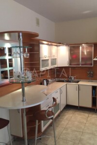 трехкомнатная квартира в Киеве, район Печерск, на ул. Ковпака 17 в аренду на долгий срок помесячно фото 2