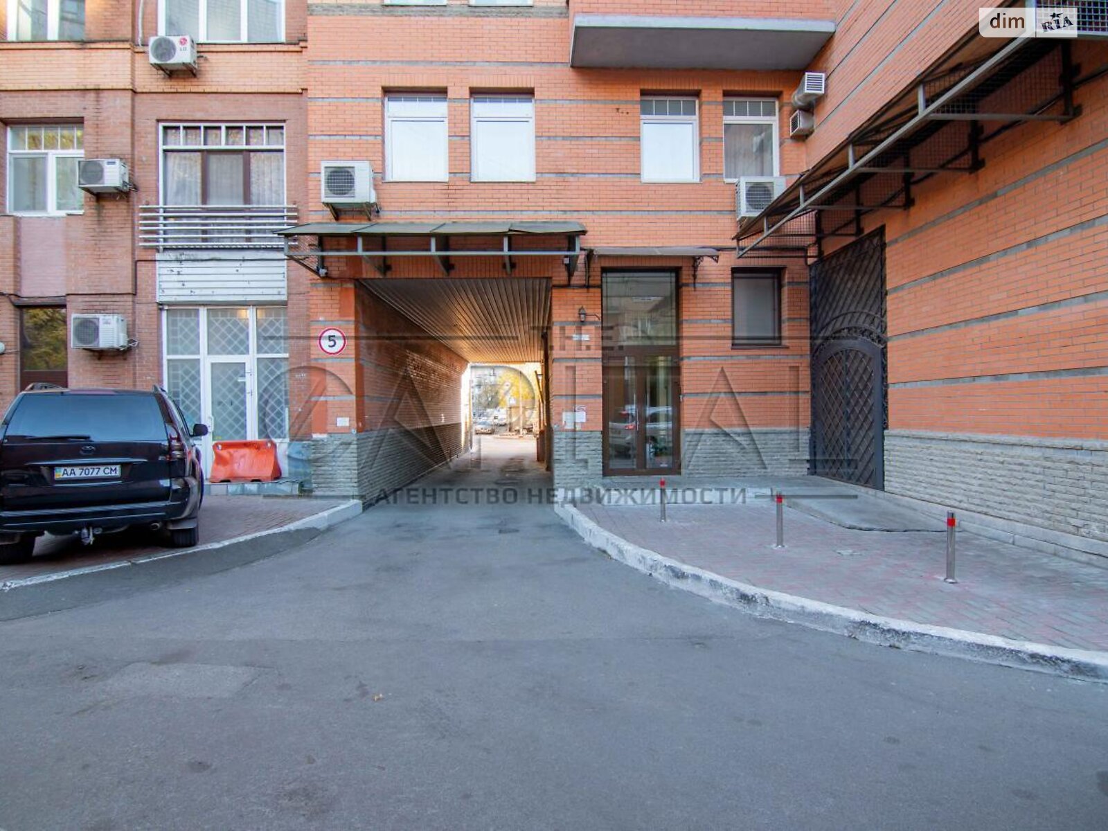 трикімнатна квартира в Києві, район Печерськ, на вул. Панаса Мирного 12 в довготривалу оренду помісячно фото 1 трикімнатна квартира в Києві, район Печерськ, на вул. Панаса Мирного 12 в довготривалу оренду помісячно фото 1