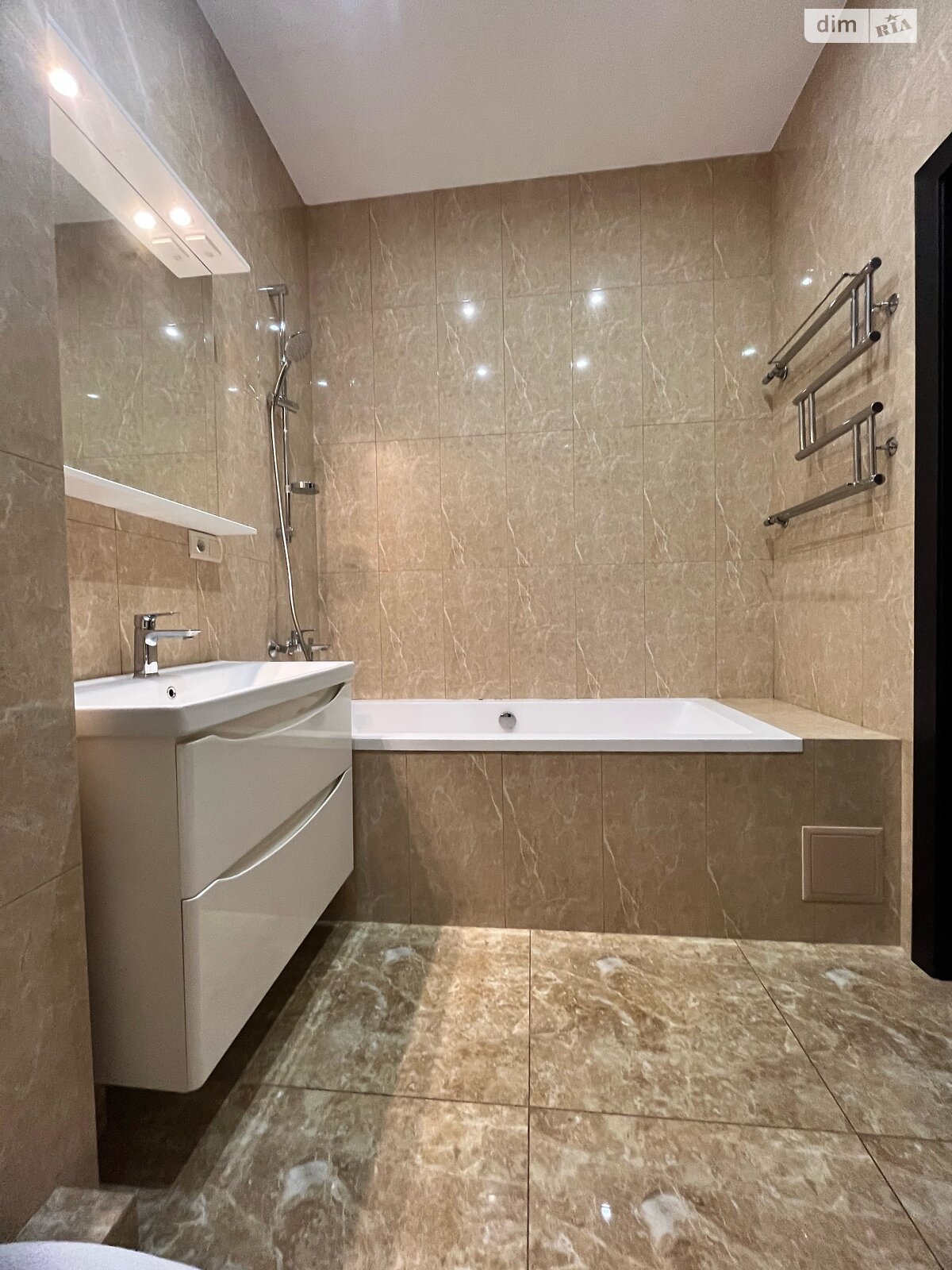 двухкомнатная квартира в Киеве, район Печерск, на ул. Саперное Поле 12 в аренду на долгий срок помесячно фото 1 двухкомнатная квартира в Киеве, район Печерск, на ул. Саперное Поле 12 в аренду на долгий срок помесячно фото 1