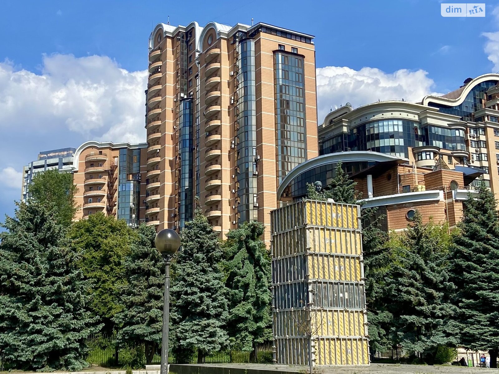 трикімнатна квартира в Києві, район Печерськ, на вул. Старонаводницька 4В в довготривалу оренду помісячно фото 1 трикімнатна квартира в Києві, район Печерськ, на вул. Старонаводницька 4В в довготривалу оренду помісячно фото 1