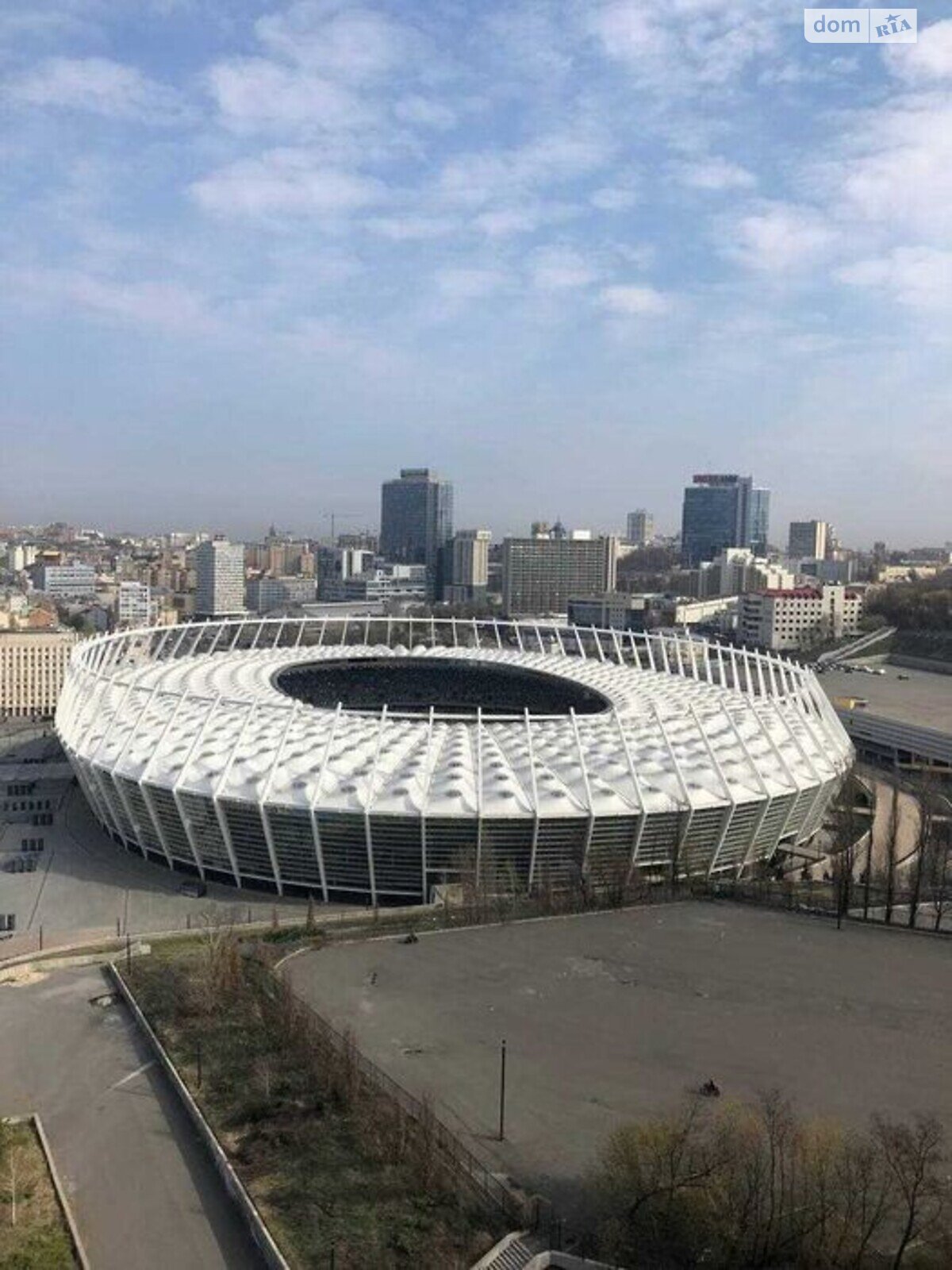 трикімнатна квартира в Києві, район Черепанова гора, на вул. Ділова 4 в довготривалу оренду помісячно фото 1