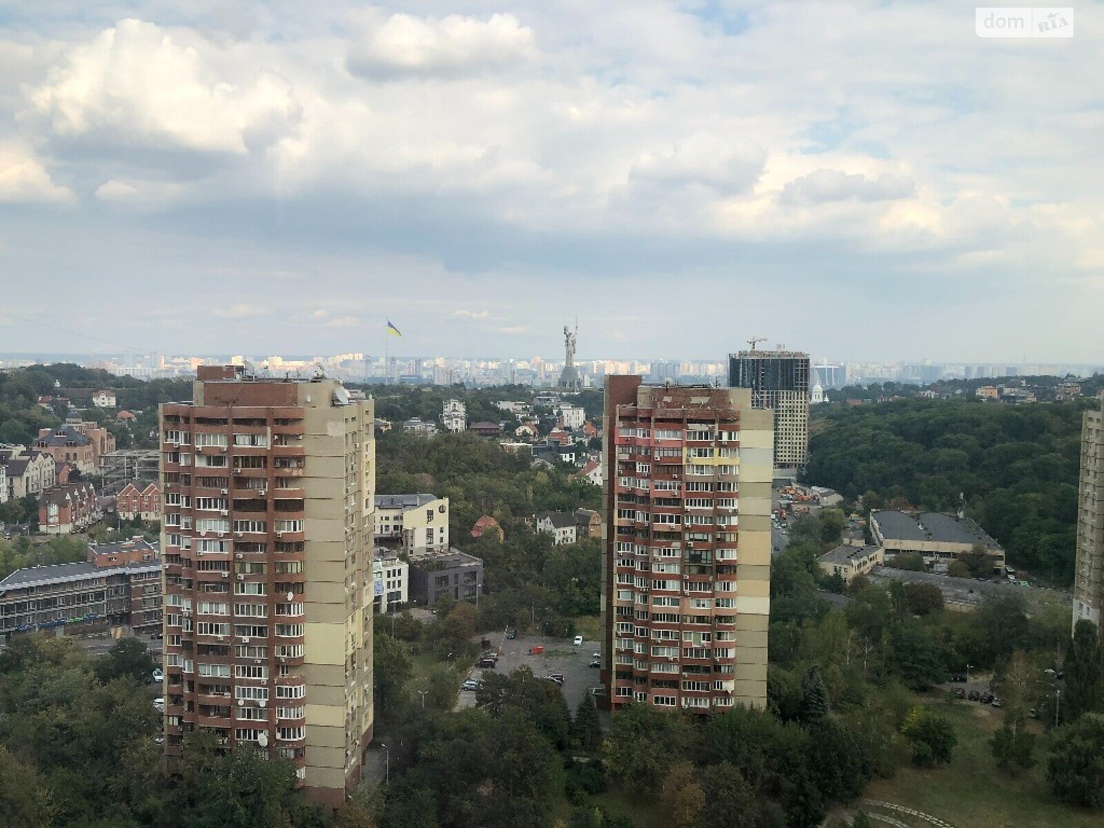 трикімнатна квартира з меблями в Києві, район Печерський, на вул. Старонаводницька 6 в довготривалу оренду помісячно фото 1