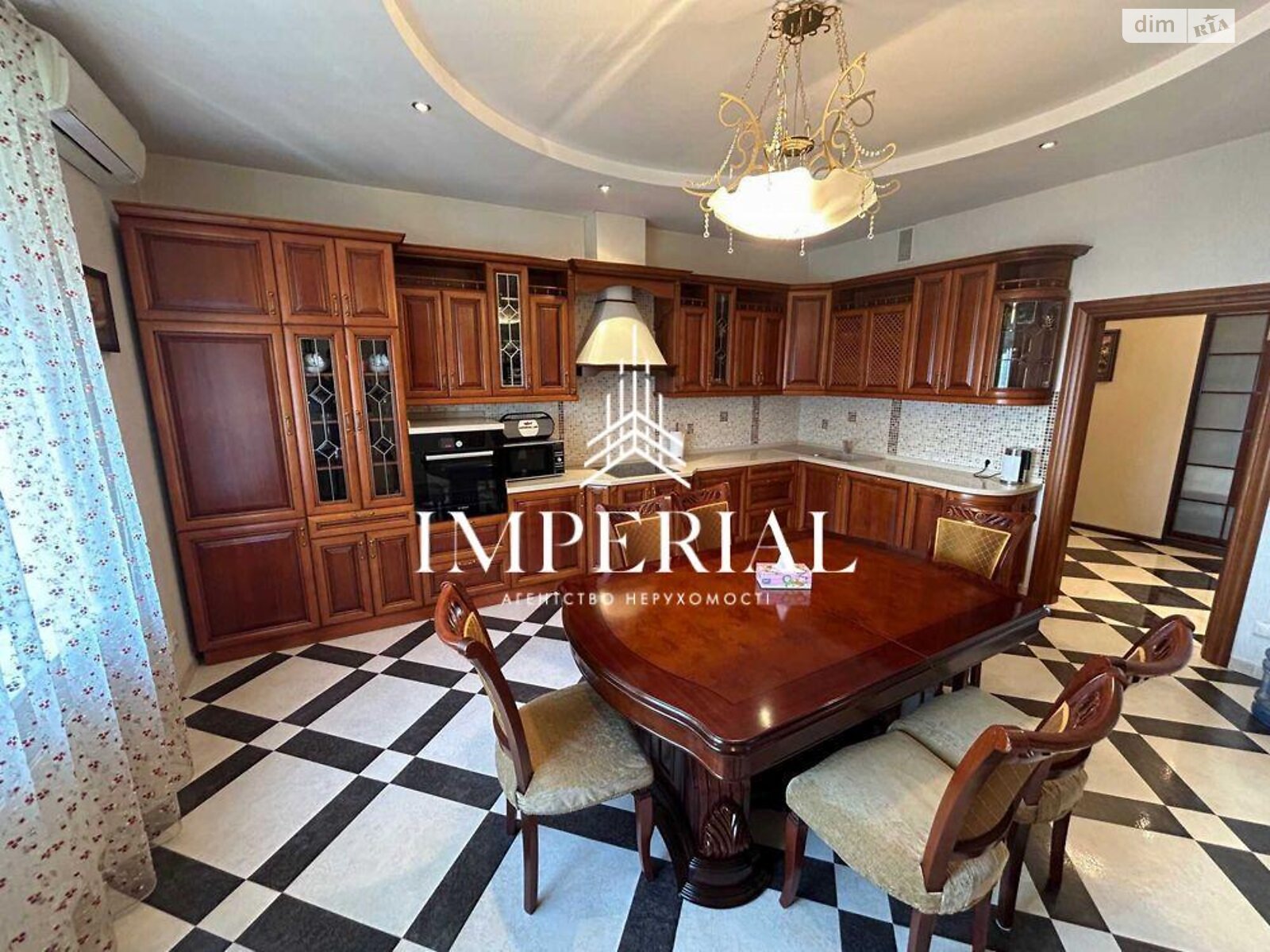 трехкомнатная квартира в Киеве, район Печерский, на ул. Институтская 17/5 в аренду на долгий срок помесячно фото 1