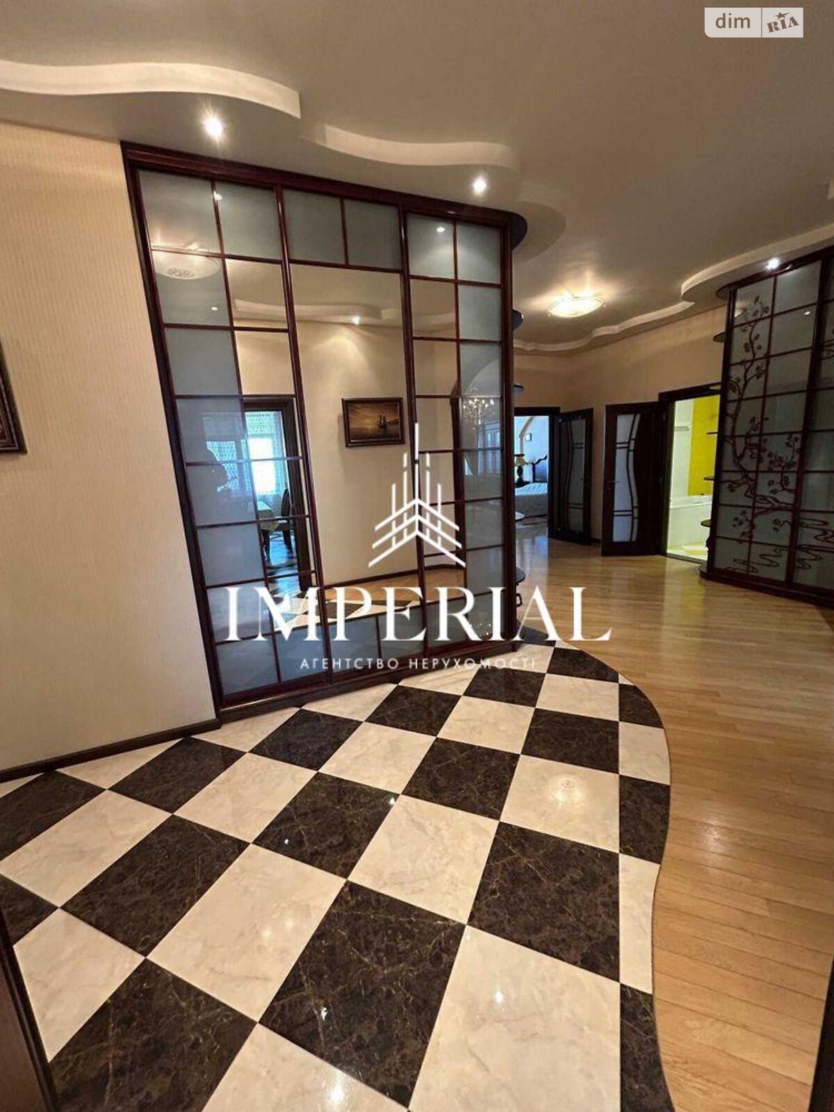 трехкомнатная квартира в Киеве, район Печерский, на ул. Институтская 17/5 в аренду на долгий срок помесячно фото 1