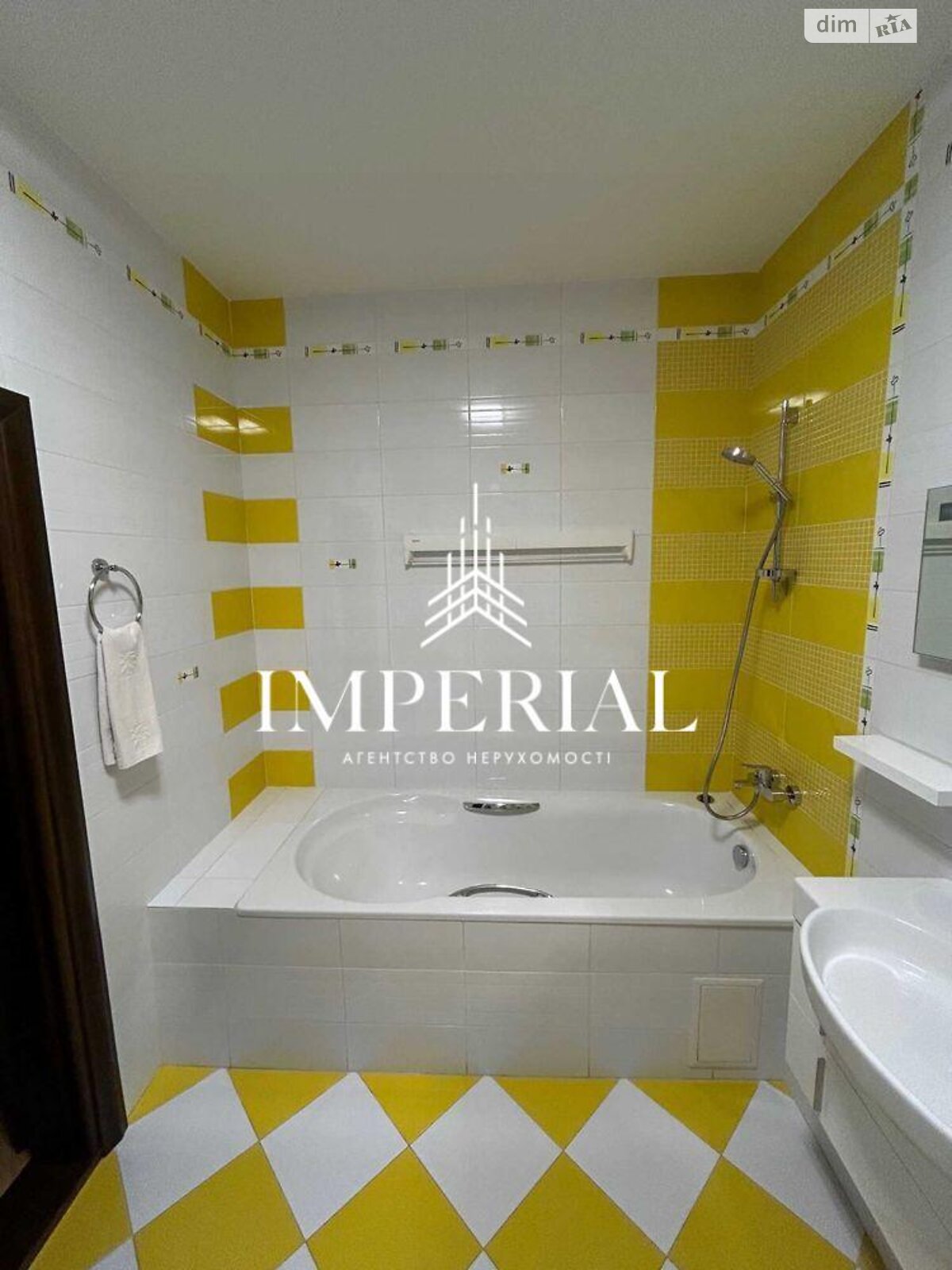 трехкомнатная квартира в Киеве, район Печерский, на ул. Институтская 17/5 в аренду на долгий срок помесячно фото 1