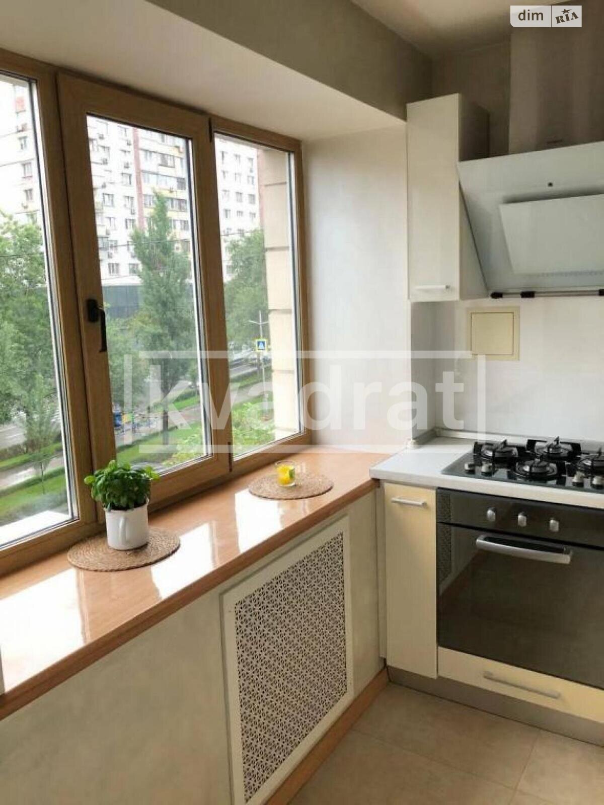 трикімнатна квартира в Києві, район Печерський, на бул. Лесі Українки 10 в довготривалу оренду помісячно фото 1 трикімнатна квартира в Києві, район Печерський, на бул. Лесі Українки 10 в довготривалу оренду помісячно фото 1