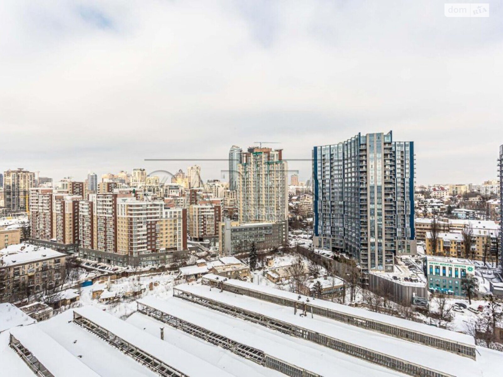 трехкомнатная квартира в Киеве, район Печерский, на ул. Маккейна Джона 3А в аренду на долгий срок помесячно фото 1