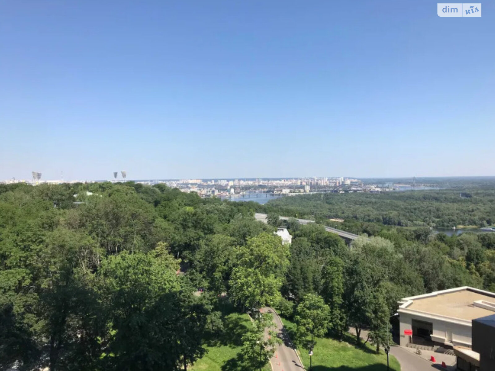 чотирикімнатна квартира в Києві, район Печерський, на вул. Михайла Грушевського 9А в довготривалу оренду помісячно фото 1