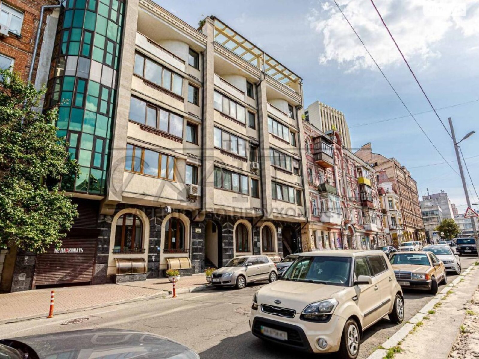 трехкомнатная квартира в Киеве, район Печерский, на спуск Вознесенский 16 в аренду на долгий срок помесячно фото 1