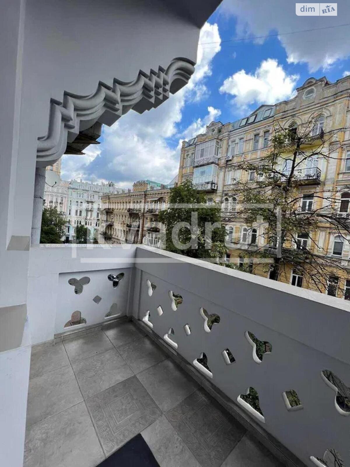 трехкомнатная квартира в Киеве, район Печерский, на ул. Заньковецкой 6 в аренду на долгий срок помесячно фото 1
