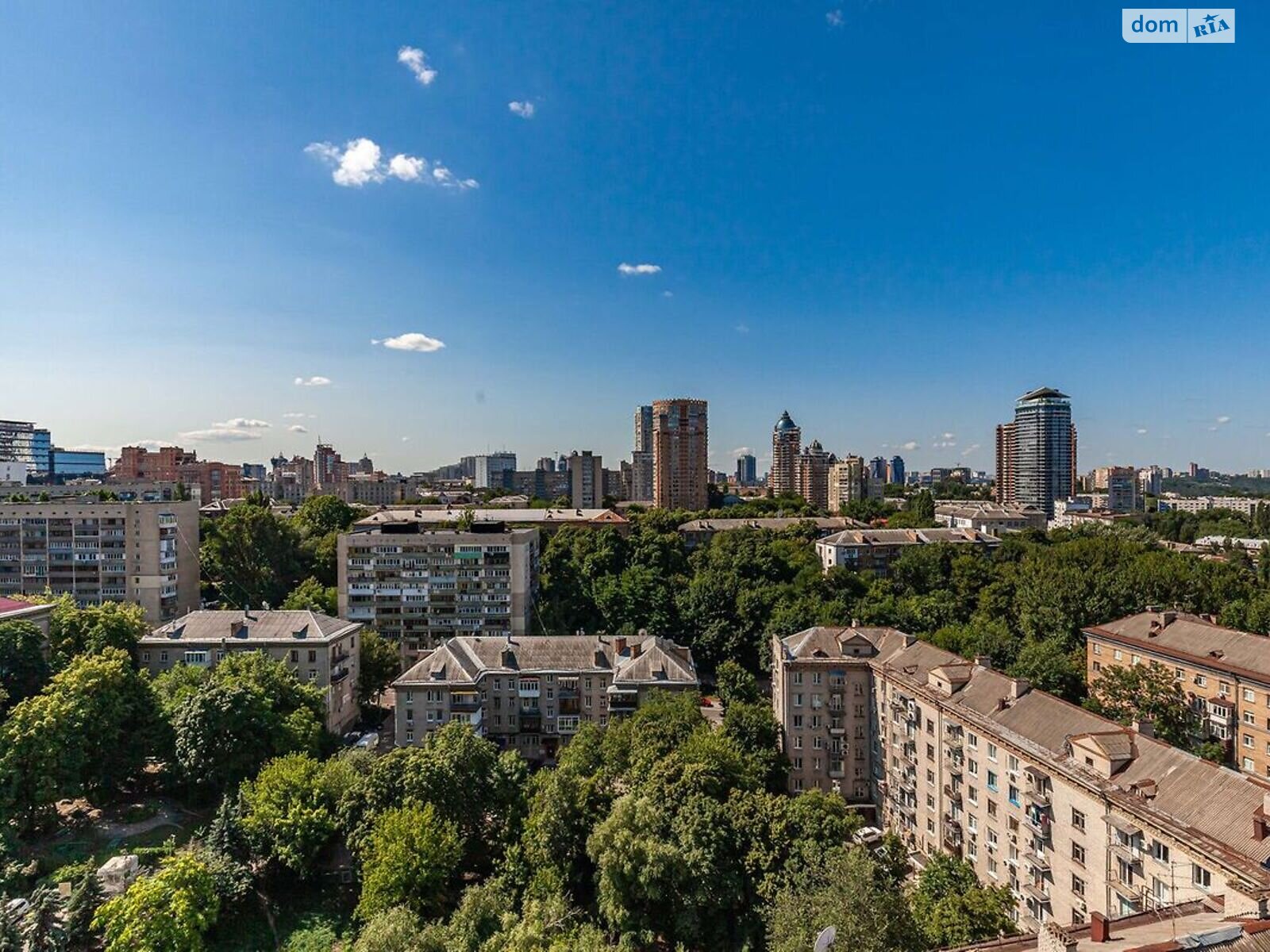 трехкомнатная квартира в Киеве, район Печерский, на спуск Кловский 7 в аренду на долгий срок помесячно фото 1