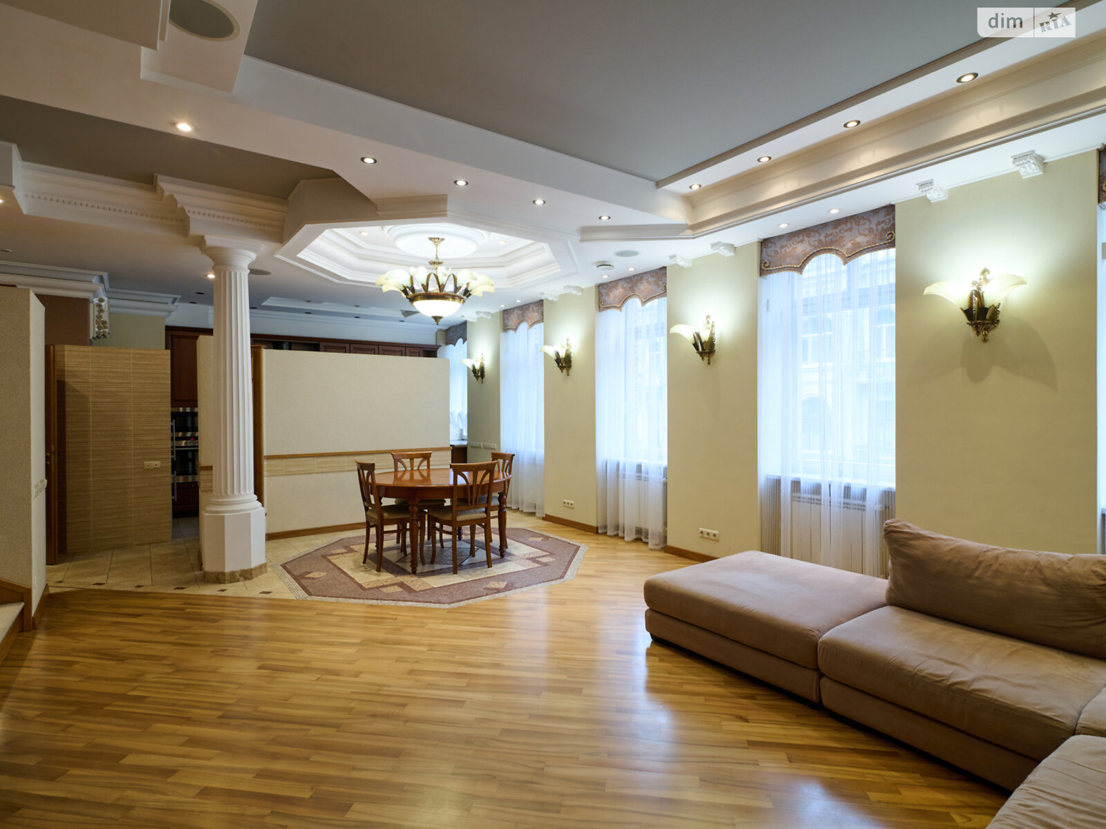 трехкомнатная квартира в Киеве, район Подол, на спуск Андреевский 1А в аренду на долгий срок помесячно фото 1