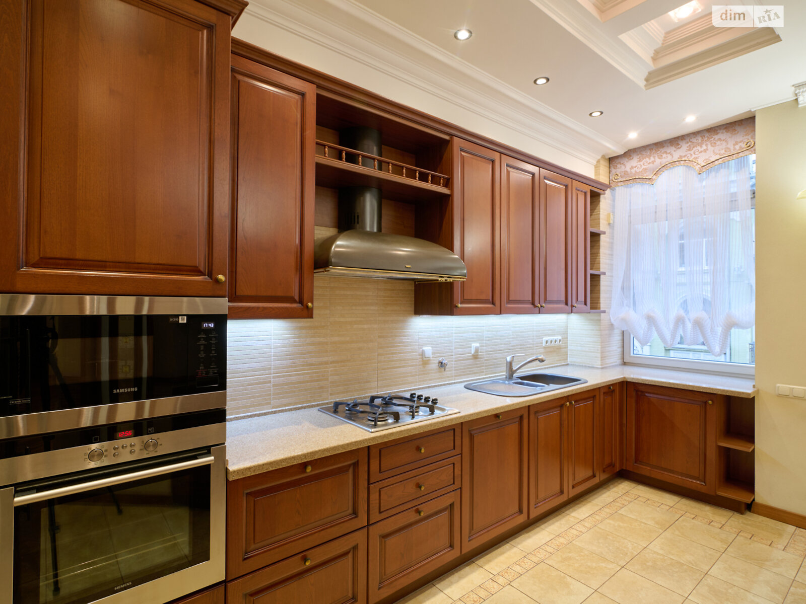 трехкомнатная квартира в Киеве, район Подол, на спуск Андреевский 1А в аренду на долгий срок помесячно фото 1