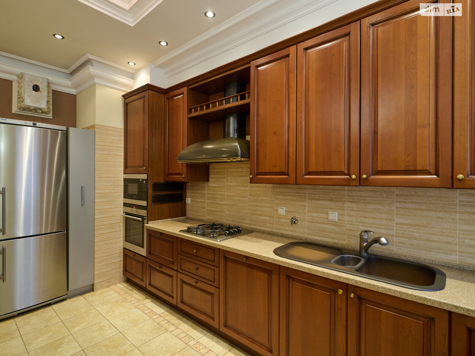 трехкомнатная квартира в Киеве, район Подол, на спуск Андреевский 1А в аренду на долгий срок помесячно фото 1