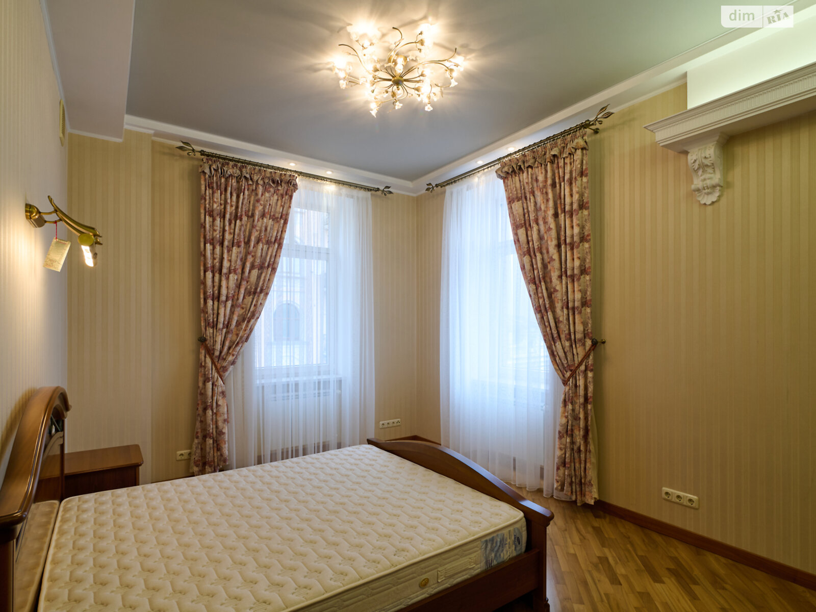 трехкомнатная квартира в Киеве, район Подол, на спуск Андреевский 1А в аренду на долгий срок помесячно фото 1