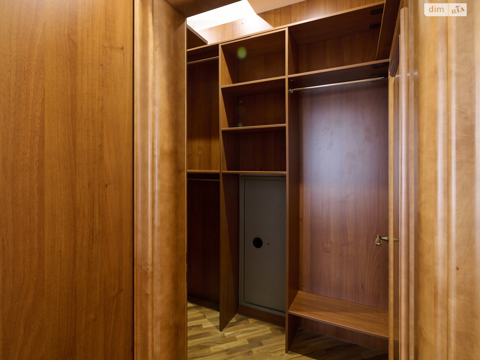 трехкомнатная квартира в Киеве, район Подол, на спуск Андреевский 1А в аренду на долгий срок помесячно фото 1