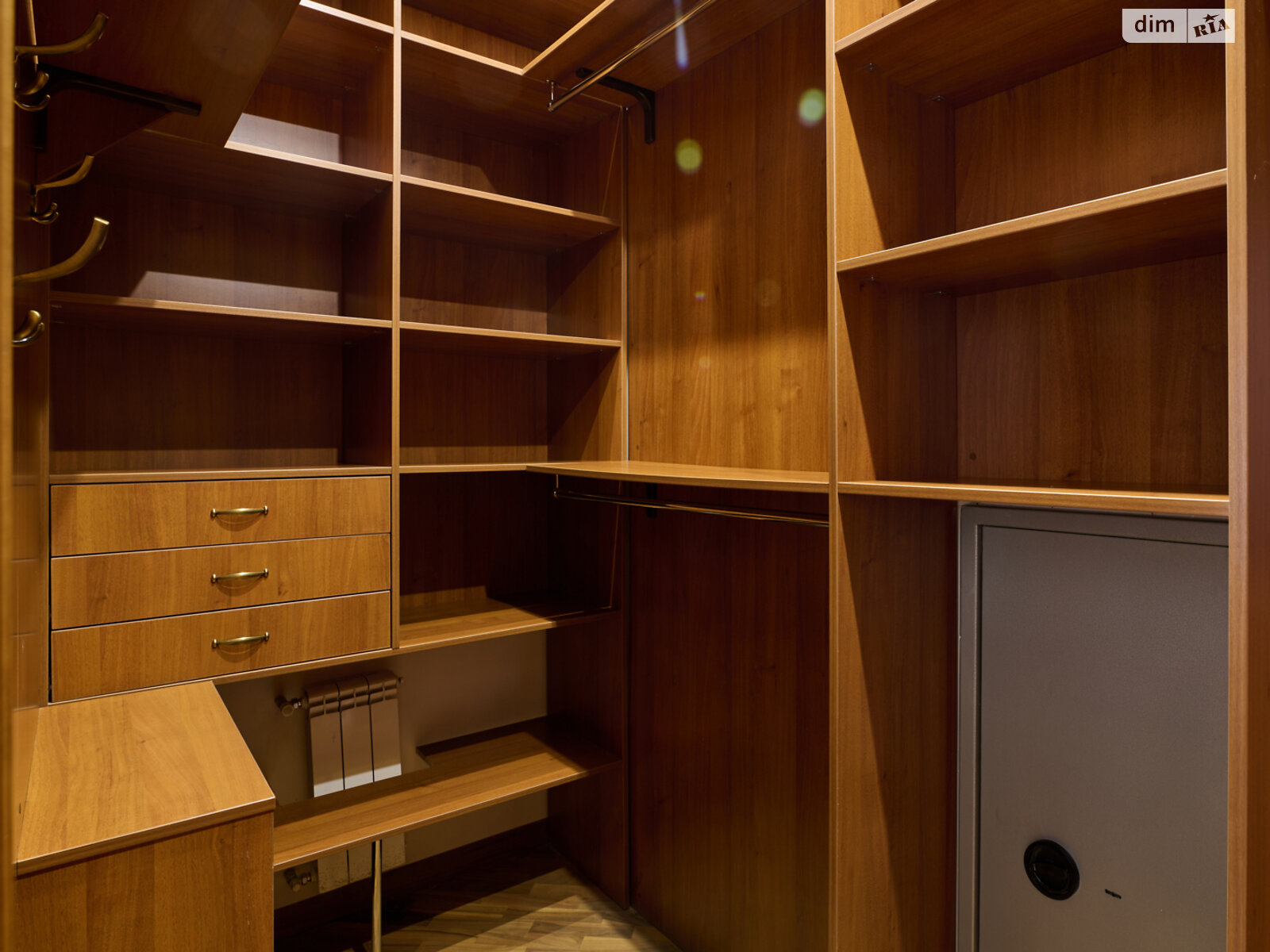 трехкомнатная квартира в Киеве, район Подол, на спуск Андреевский 1А в аренду на долгий срок помесячно фото 1