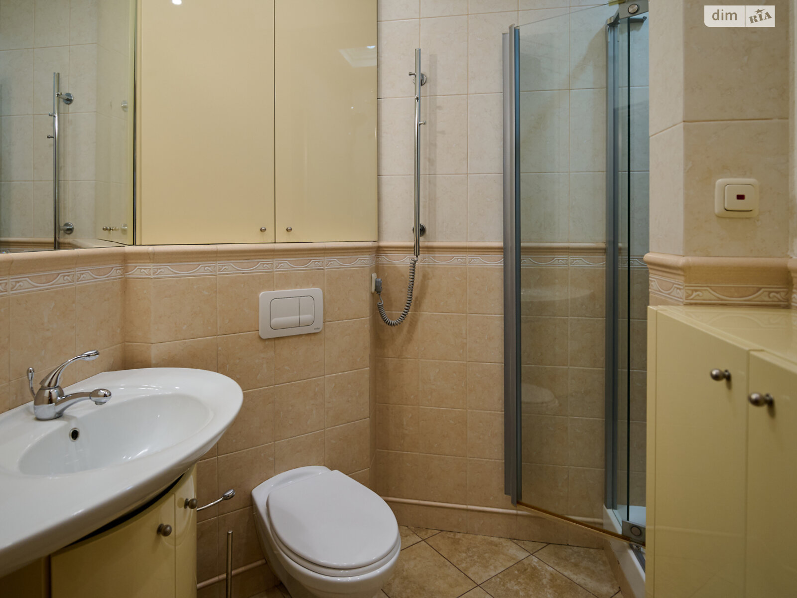 трехкомнатная квартира в Киеве, район Подол, на спуск Андреевский 1А в аренду на долгий срок помесячно фото 1