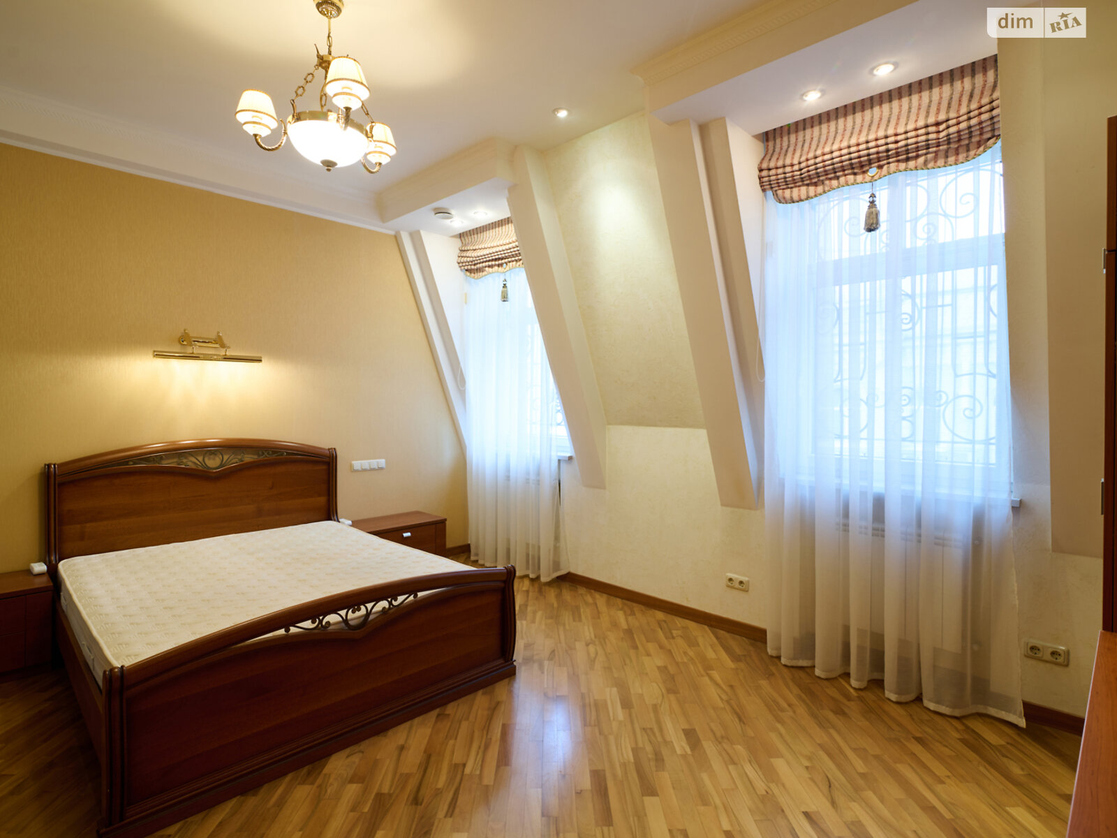 трехкомнатная квартира в Киеве, район Подол, на спуск Андреевский 1А в аренду на долгий срок помесячно фото 1