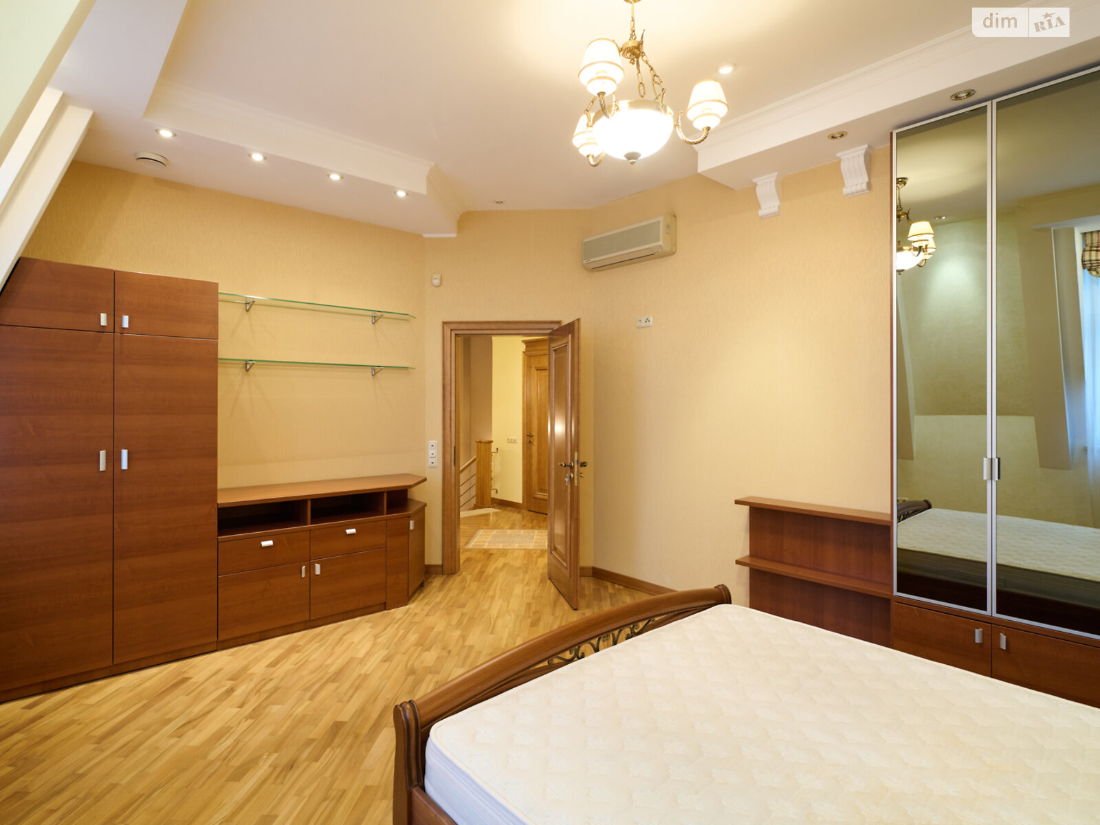 трехкомнатная квартира в Киеве, район Подол, на спуск Андреевский 1А в аренду на долгий срок помесячно фото 1