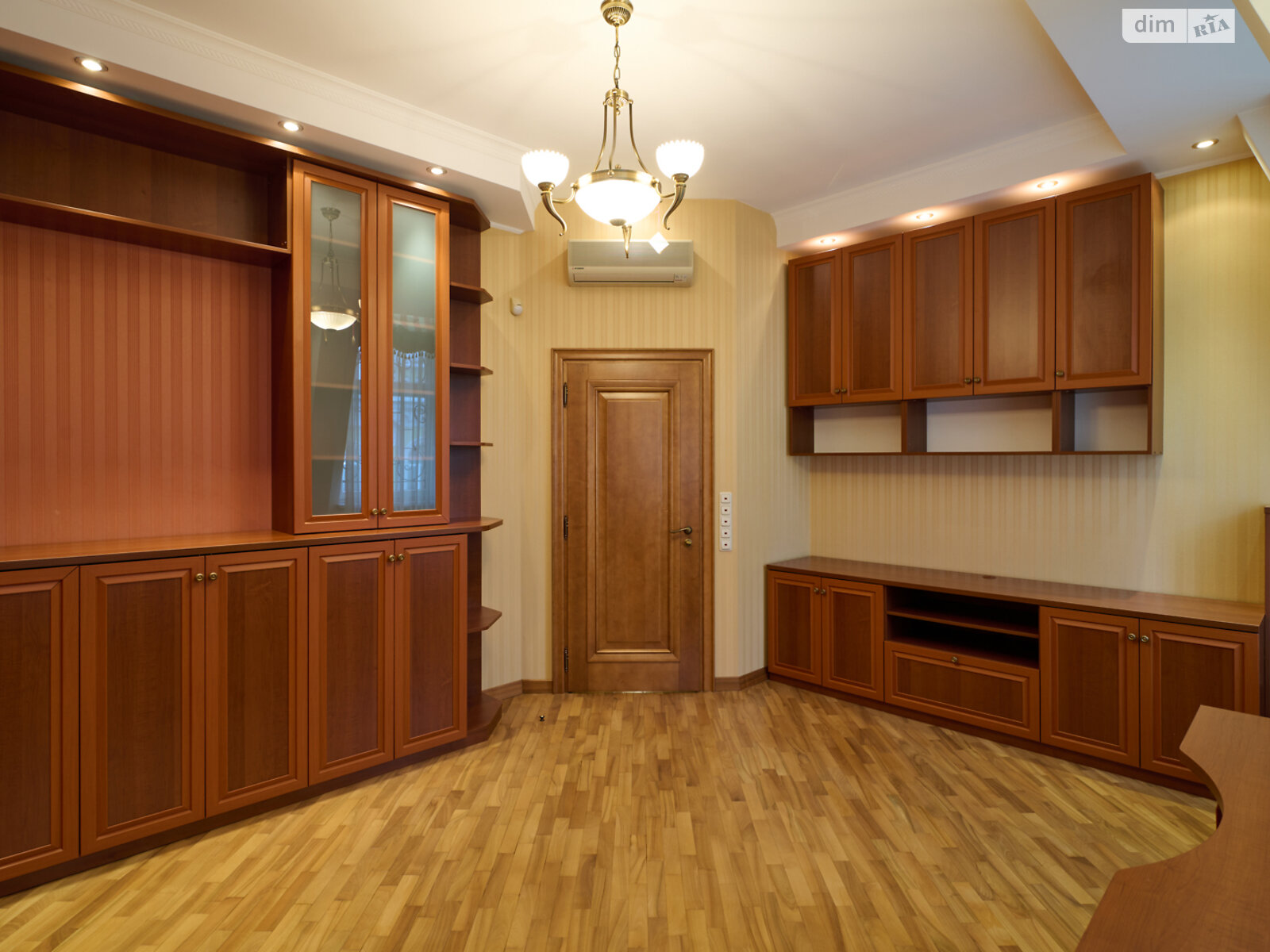 трехкомнатная квартира в Киеве, район Подол, на спуск Андреевский 1А в аренду на долгий срок помесячно фото 1