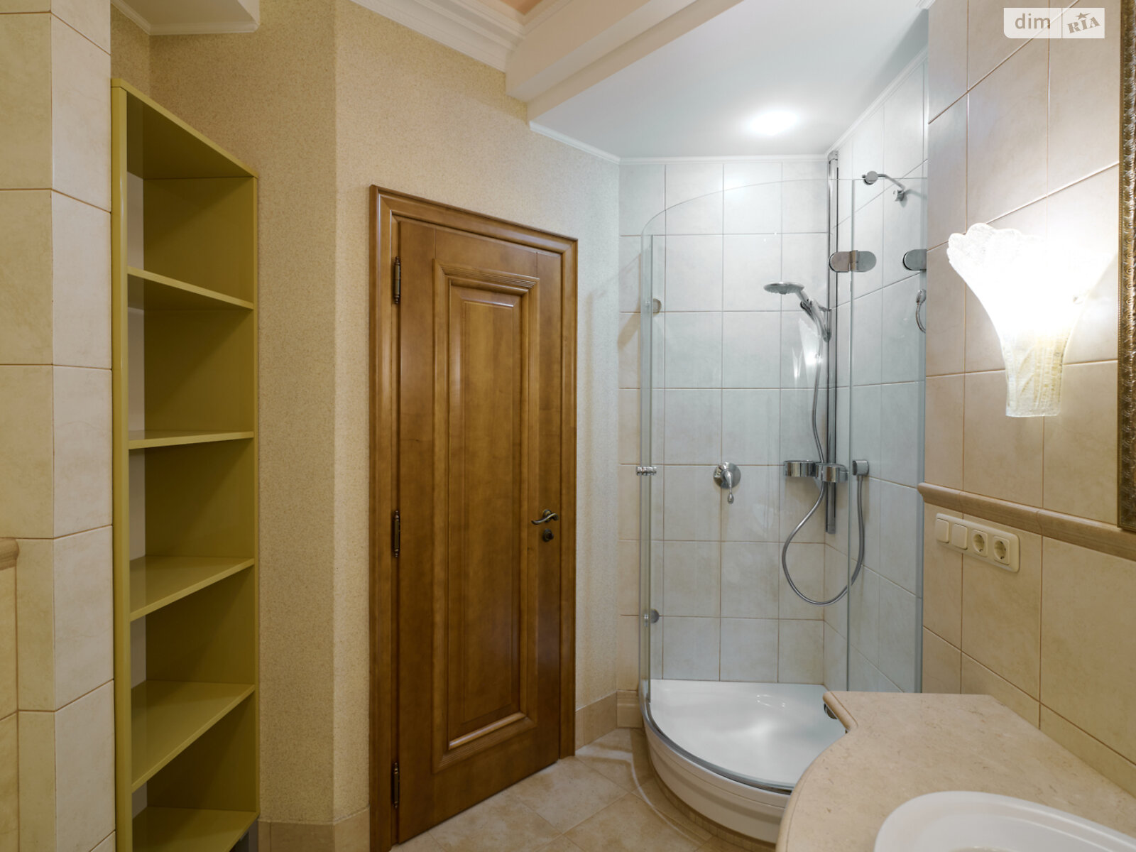 трехкомнатная квартира в Киеве, район Подол, на спуск Андреевский 1А в аренду на долгий срок помесячно фото 1