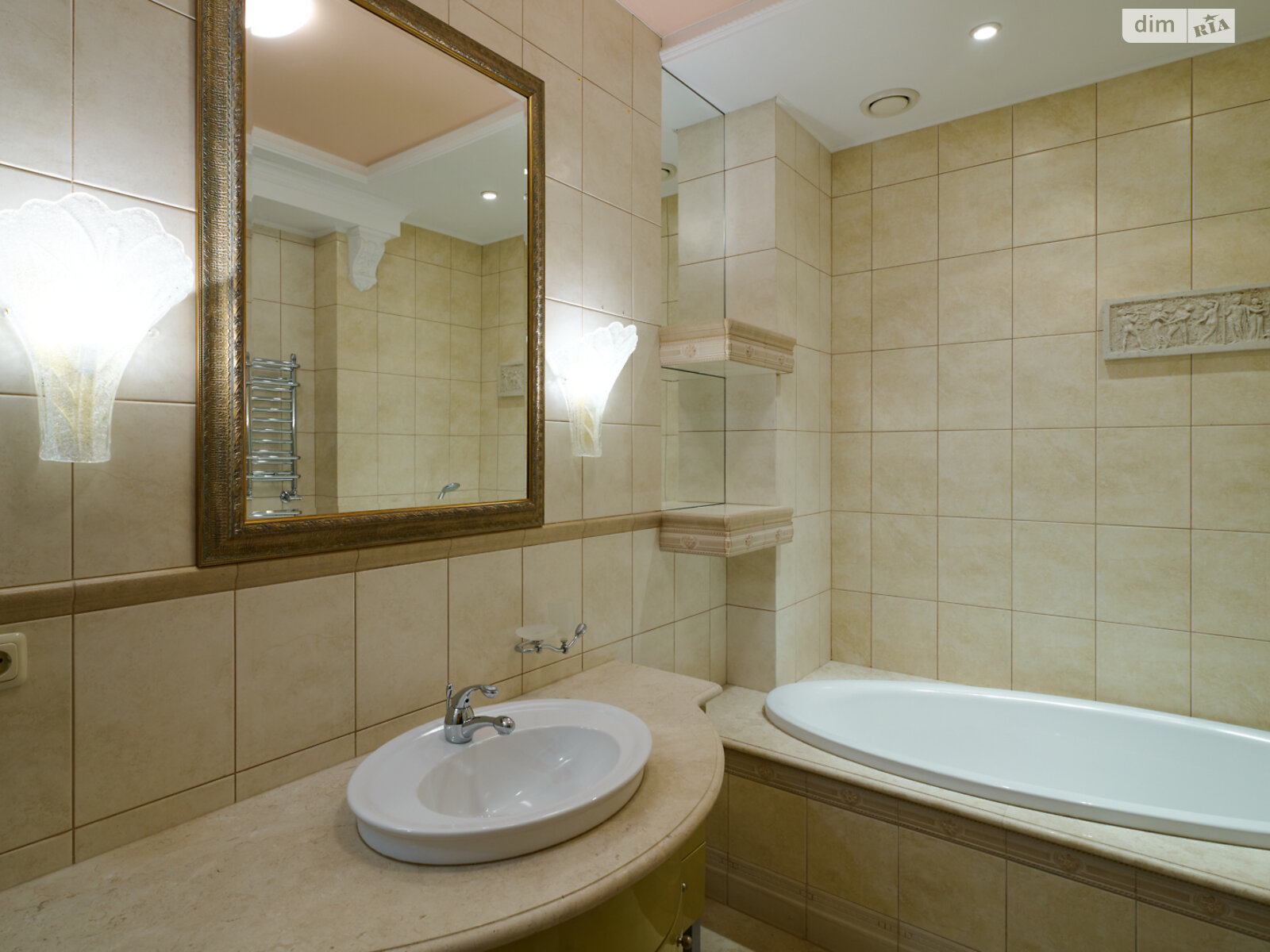 трехкомнатная квартира в Киеве, район Подол, на спуск Андреевский 1А в аренду на долгий срок помесячно фото 1