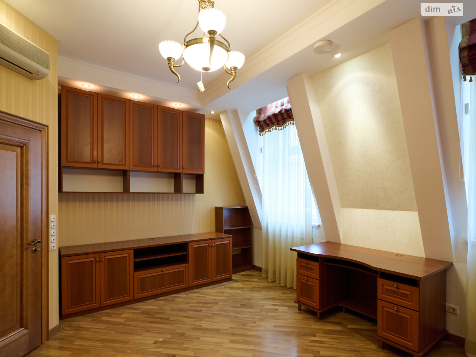 трехкомнатная квартира в Киеве, район Подол, на спуск Андреевский 1А в аренду на долгий срок помесячно фото 1