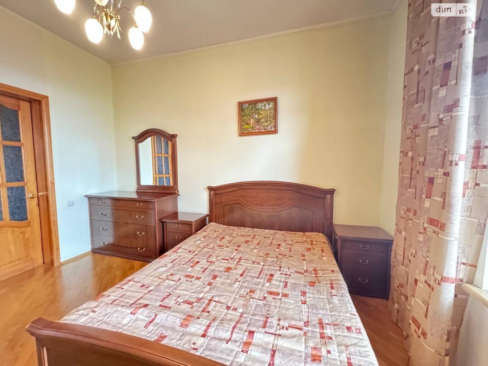 трехкомнатная квартира в Киеве, район Подол, на ул. Братская 10 в аренду на долгий срок помесячно фото 1 трехкомнатная квартира в Киеве, район Подол, на ул. Братская 10 в аренду на долгий срок помесячно фото 1