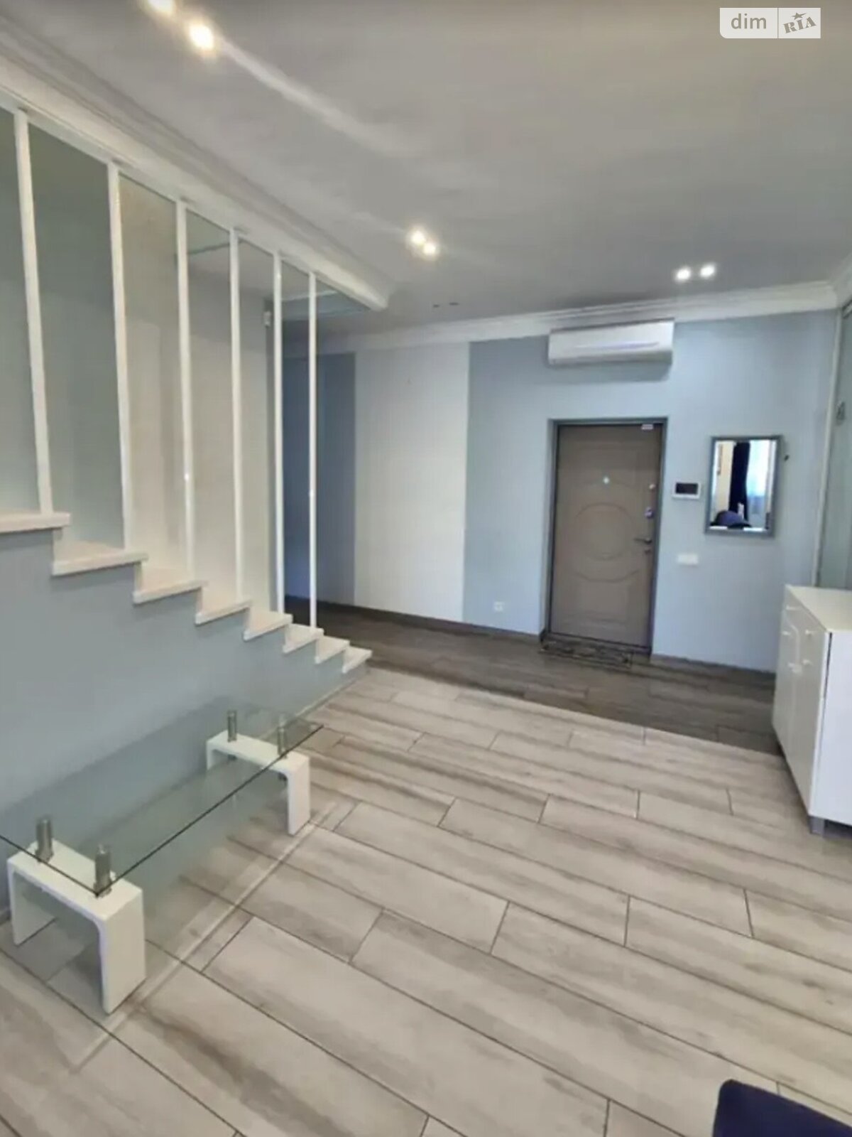 трехкомнатная квартира в Киеве, район Подол, на ул. Дегтярная 7 в аренду на долгий срок помесячно фото 1 трехкомнатная квартира в Киеве, район Подол, на ул. Дегтярная 7 в аренду на долгий срок помесячно фото 1