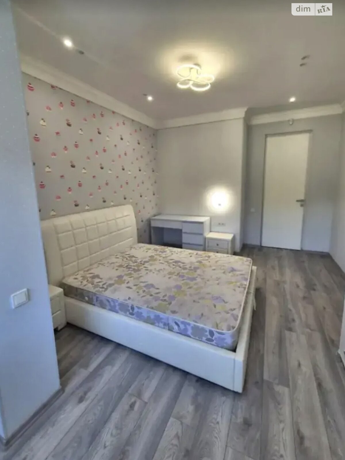 трехкомнатная квартира в Киеве, район Подол, на ул. Дегтярная 7 в аренду на долгий срок помесячно фото 1 трехкомнатная квартира в Киеве, район Подол, на ул. Дегтярная 7 в аренду на долгий срок помесячно фото 1