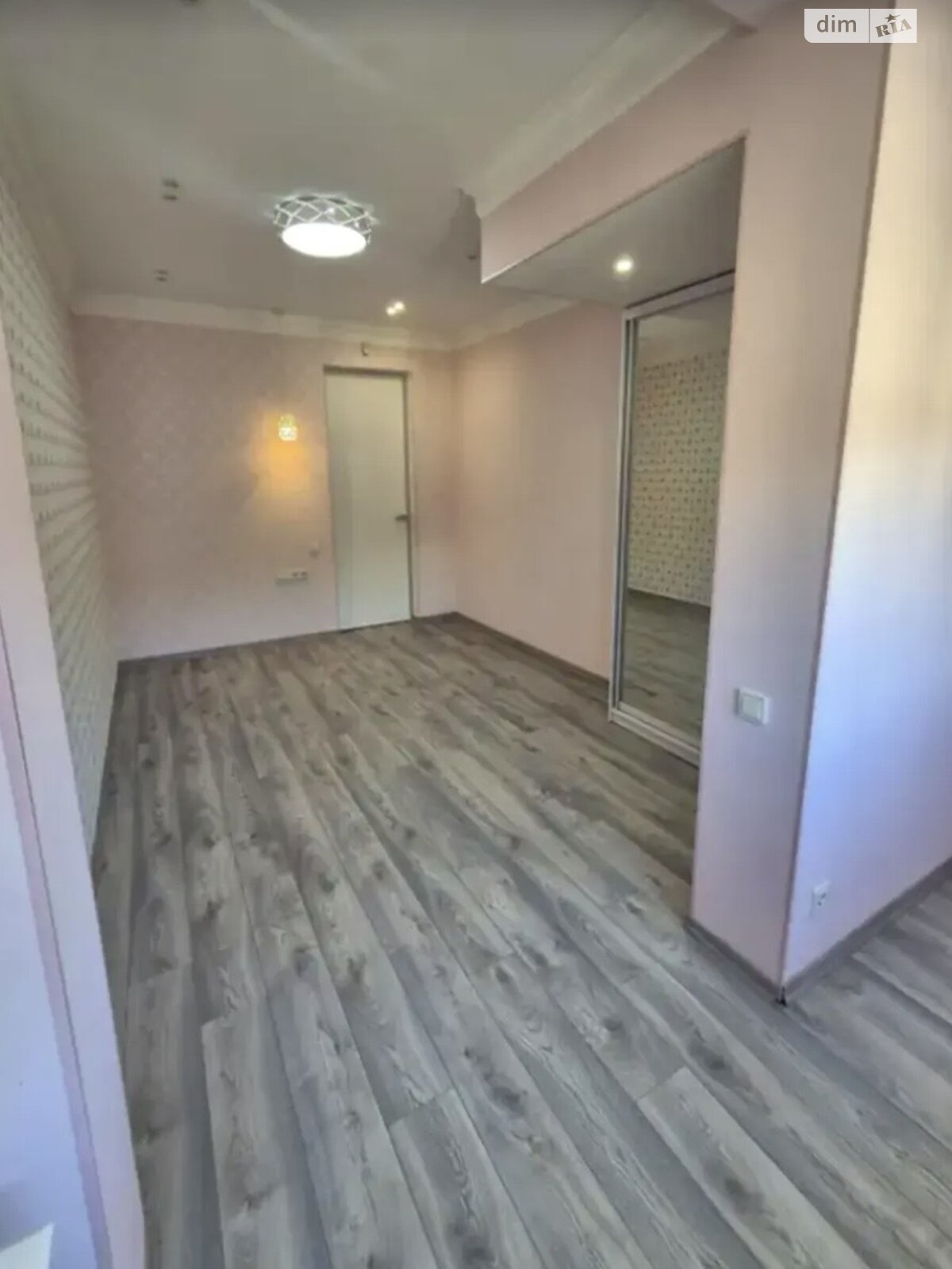 трехкомнатная квартира в Киеве, район Подол, на ул. Дегтярная 7 в аренду на долгий срок помесячно фото 1 трехкомнатная квартира в Киеве, район Подол, на ул. Дегтярная 7 в аренду на долгий срок помесячно фото 1