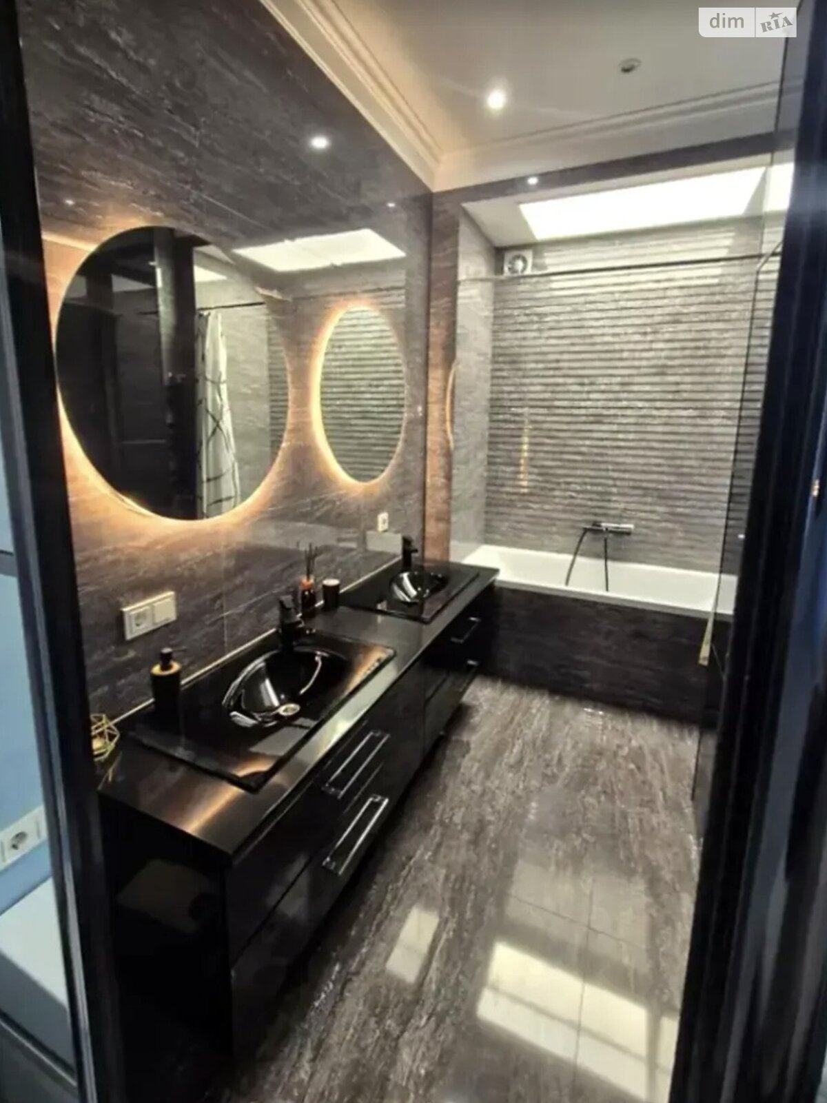 трехкомнатная квартира в Киеве, район Подол, на ул. Дегтярная 7 в аренду на долгий срок помесячно фото 1 трехкомнатная квартира в Киеве, район Подол, на ул. Дегтярная 7 в аренду на долгий срок помесячно фото 1