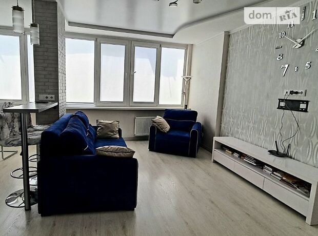 трехкомнатная квартира с мебелью в Киеве, район Подольский, на ул. Вышгородская 45 в аренду на долгий срок помесячно фото 1