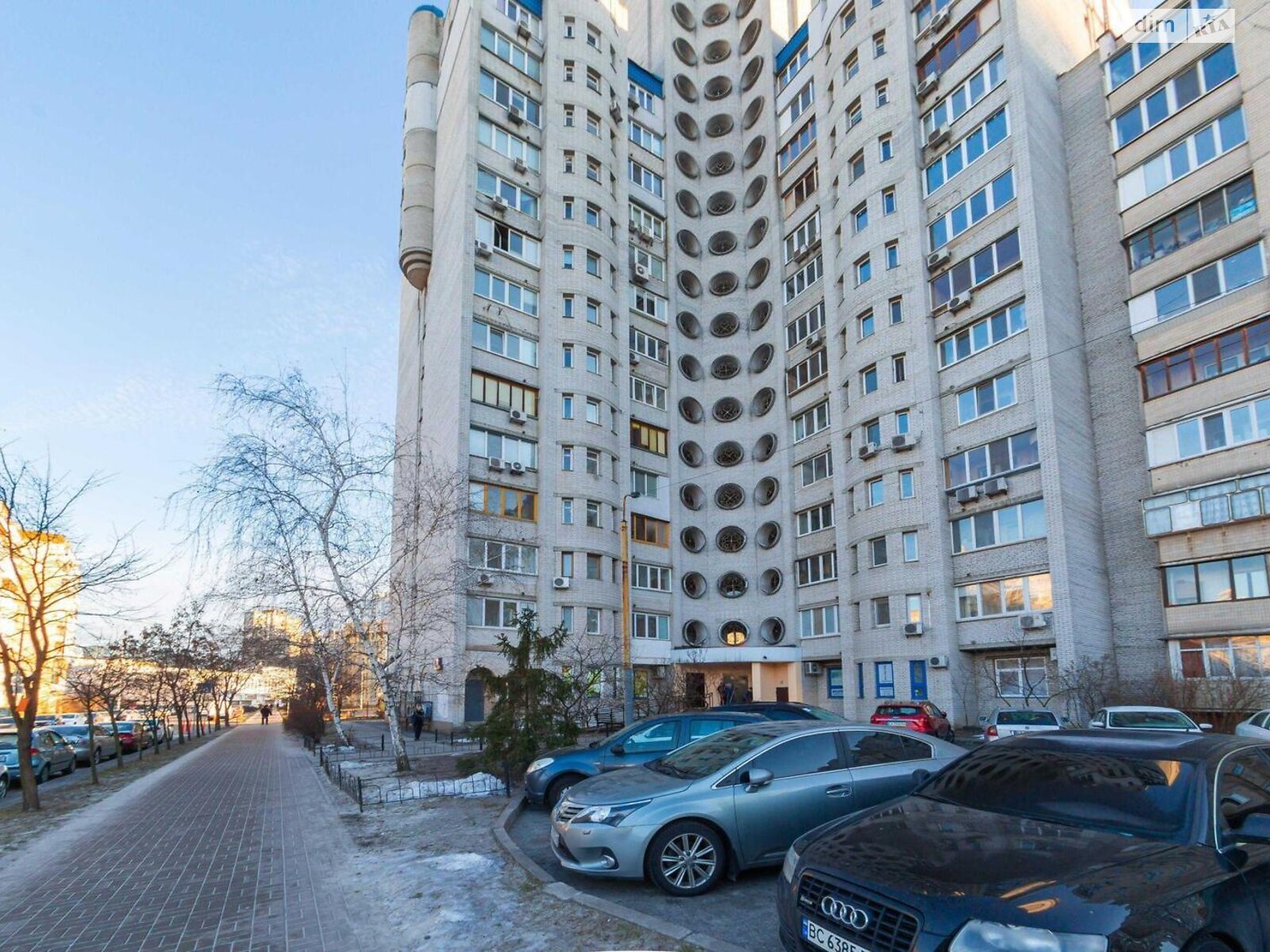 трехкомнатная квартира в Киеве, район Позняки, на ул. Александра Кошица в аренду на долгий срок помесячно фото 1