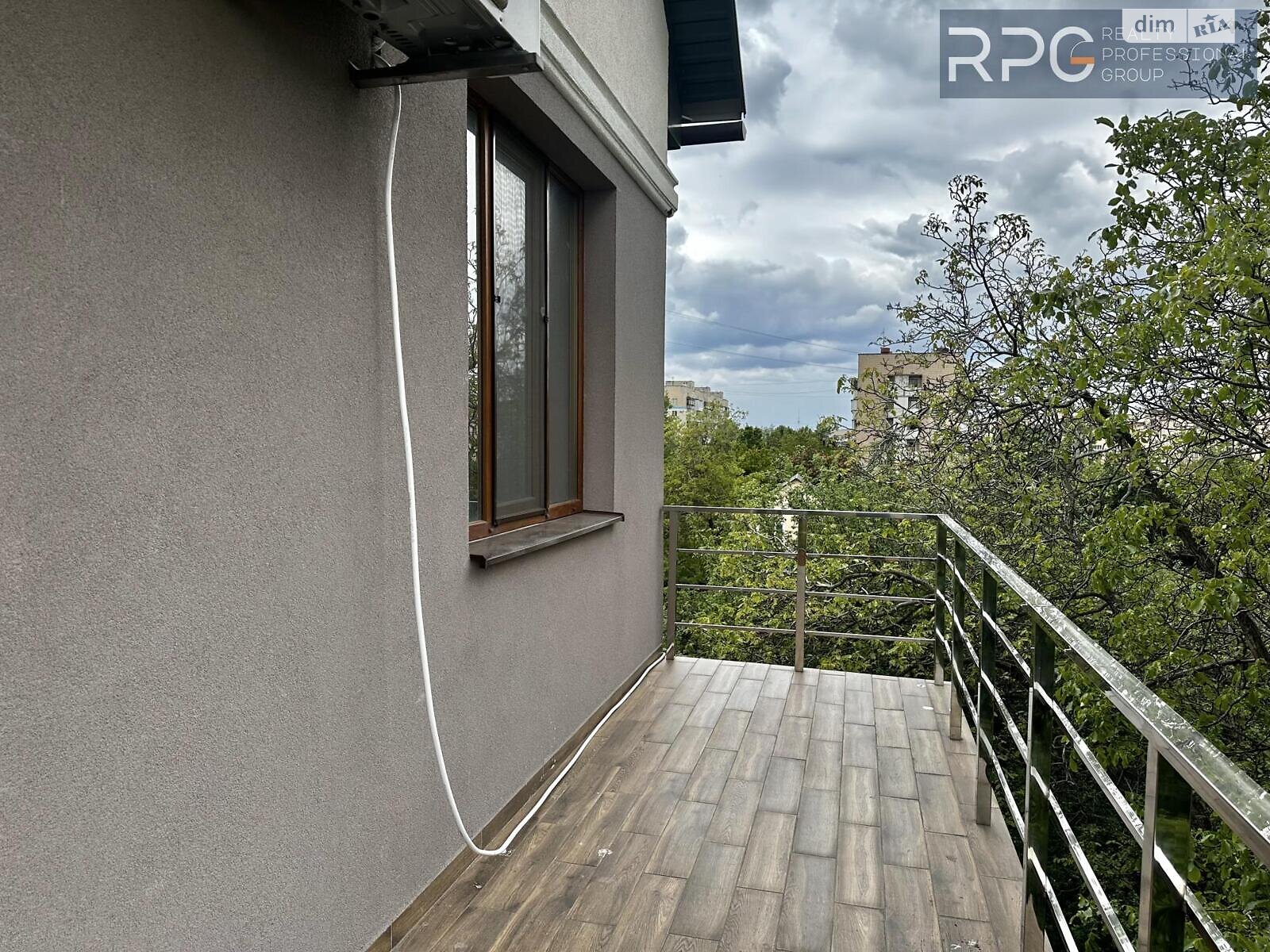 чотирикімнатна квартира в Києві, район Саперна Слобідка, на вул. Малокитаївська 49, кв. 6 в довготривалу оренду помісячно фото 1 чотирикімнатна квартира в Києві, район Саперна Слобідка, на вул. Малокитаївська 49, кв. 6 в довготривалу оренду помісячно фото 1