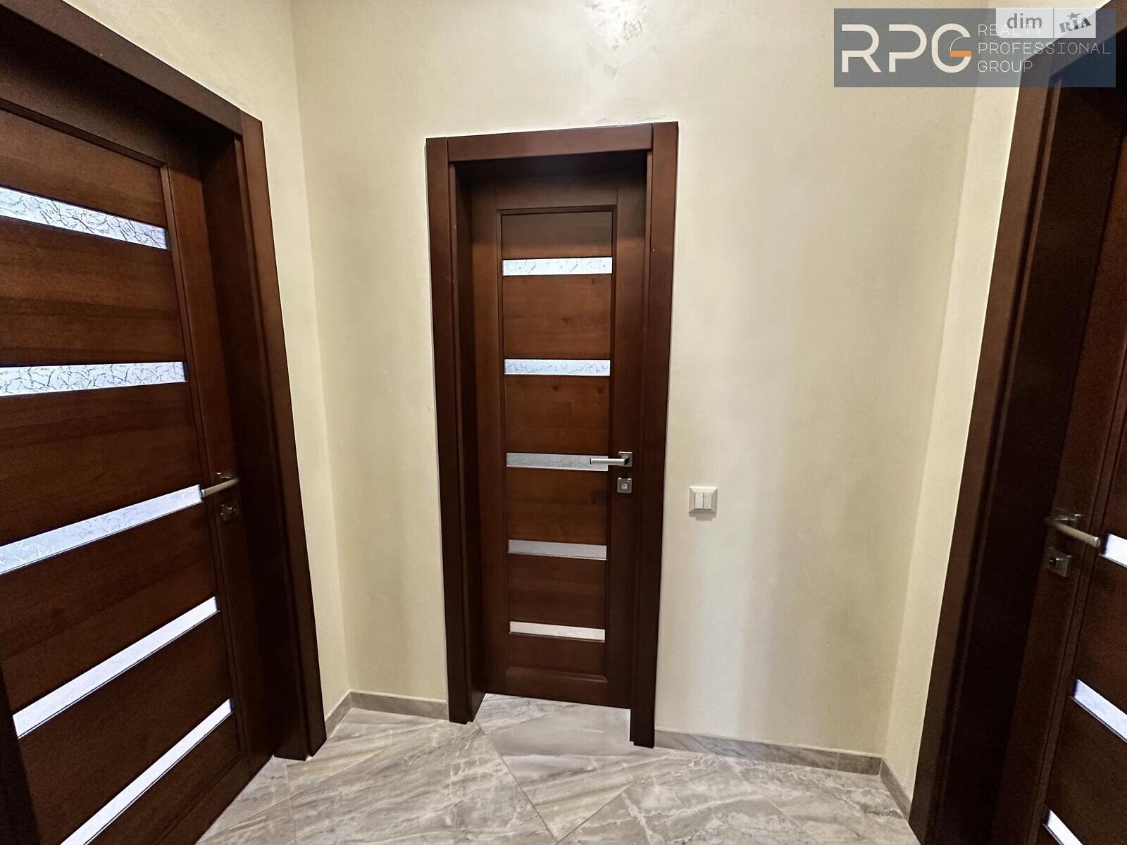 чотирикімнатна квартира в Києві, район Саперна Слобідка, на вул. Малокитаївська 49, кв. 6 в довготривалу оренду помісячно фото 1 чотирикімнатна квартира в Києві, район Саперна Слобідка, на вул. Малокитаївська 49, кв. 6 в довготривалу оренду помісячно фото 1