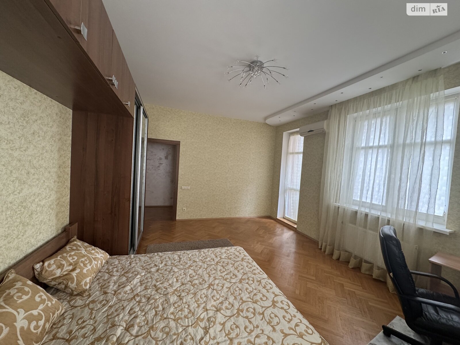 трехкомнатная квартира в Киеве, район Саперное Поле, на ул. Коновальца Евгения 32Б в аренду на долгий срок помесячно фото 1