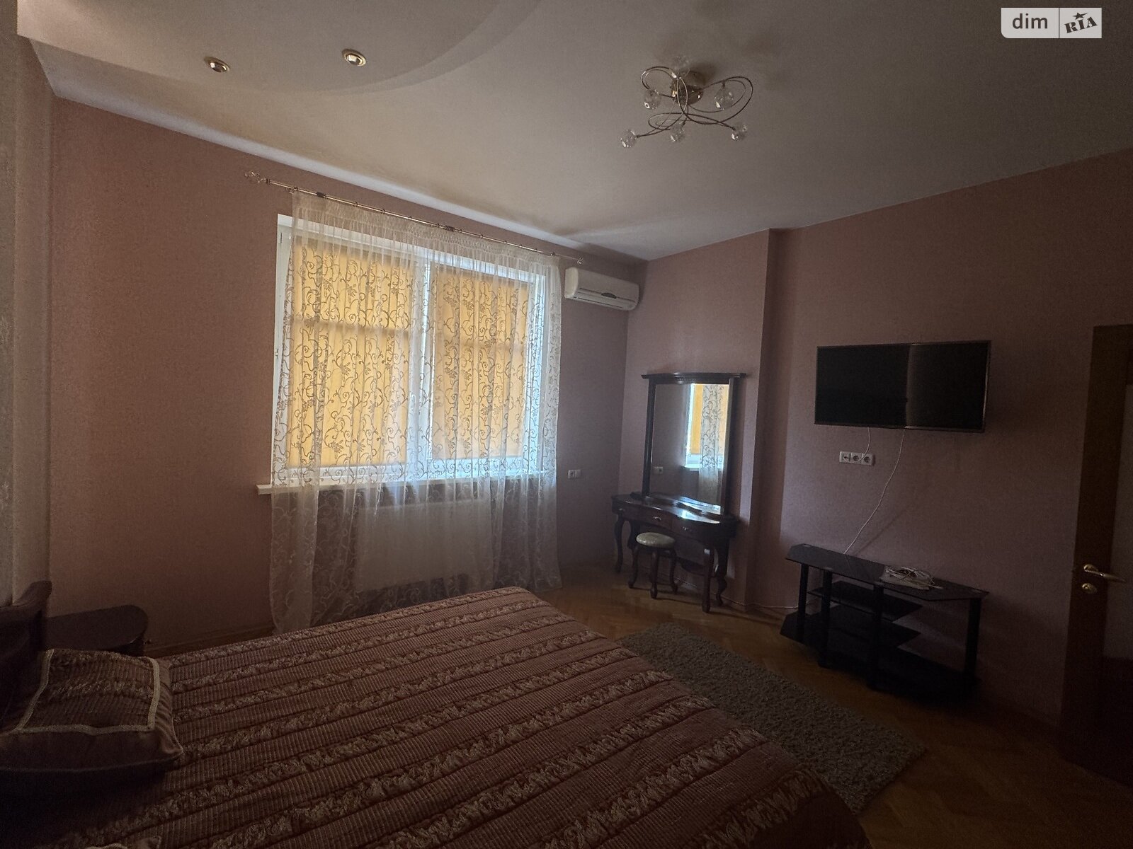 трехкомнатная квартира в Киеве, район Саперное Поле, на ул. Коновальца Евгения 32Б в аренду на долгий срок помесячно фото 1