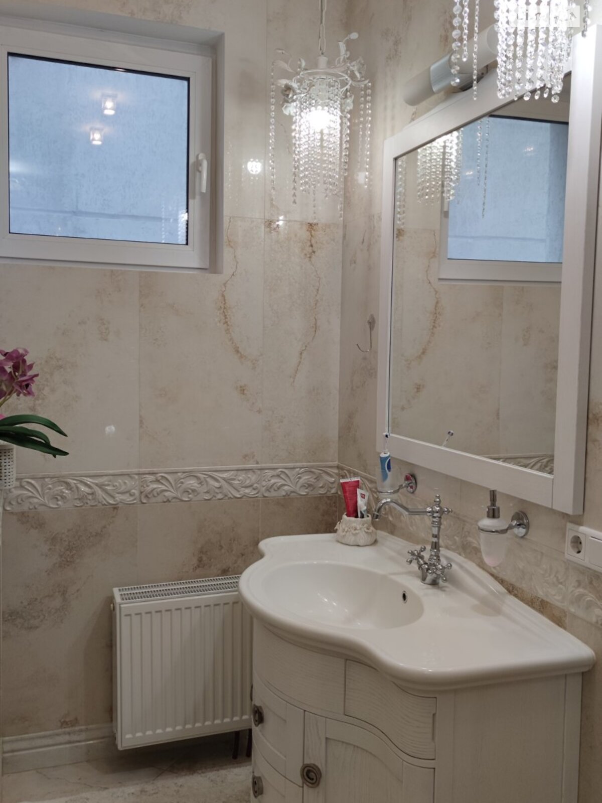 трехкомнатная квартира в Киеве, район Саперное Поле, на ул. Коновальца Евгения 44А в аренду на долгий срок помесячно фото 1