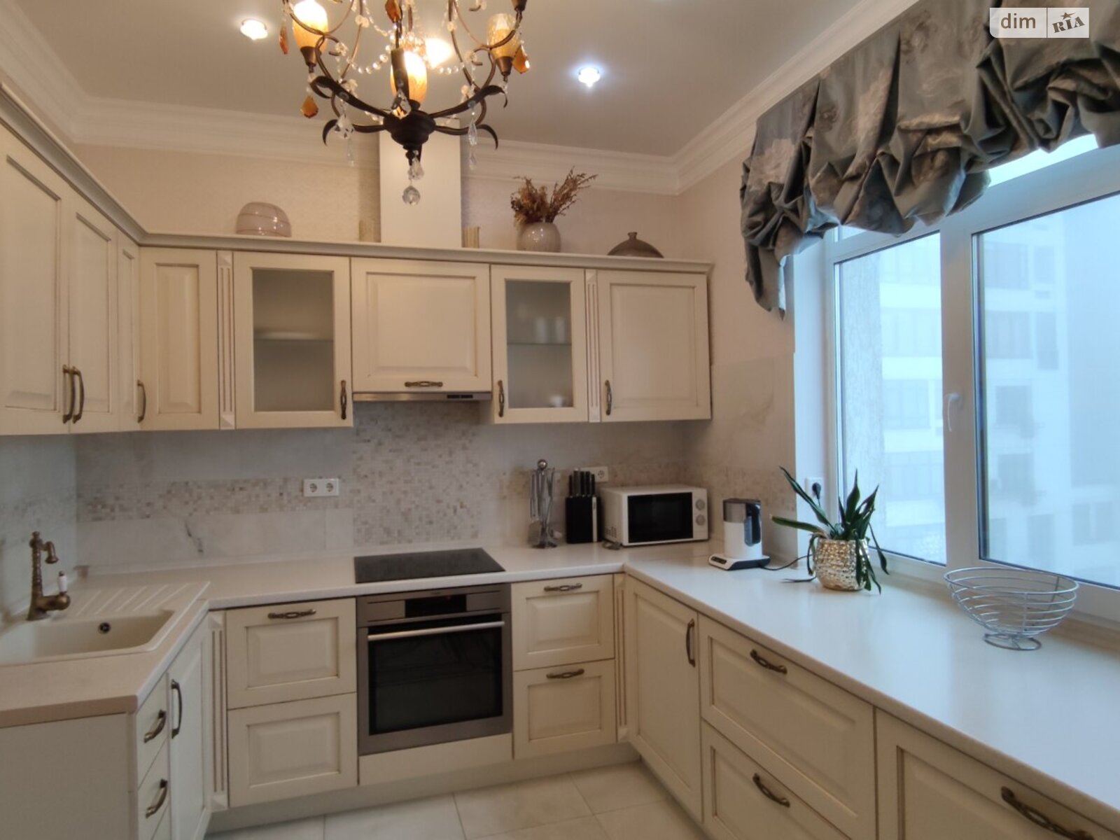 трехкомнатная квартира в Киеве, район Саперное Поле, на ул. Коновальца Евгения 44А в аренду на долгий срок помесячно фото 1